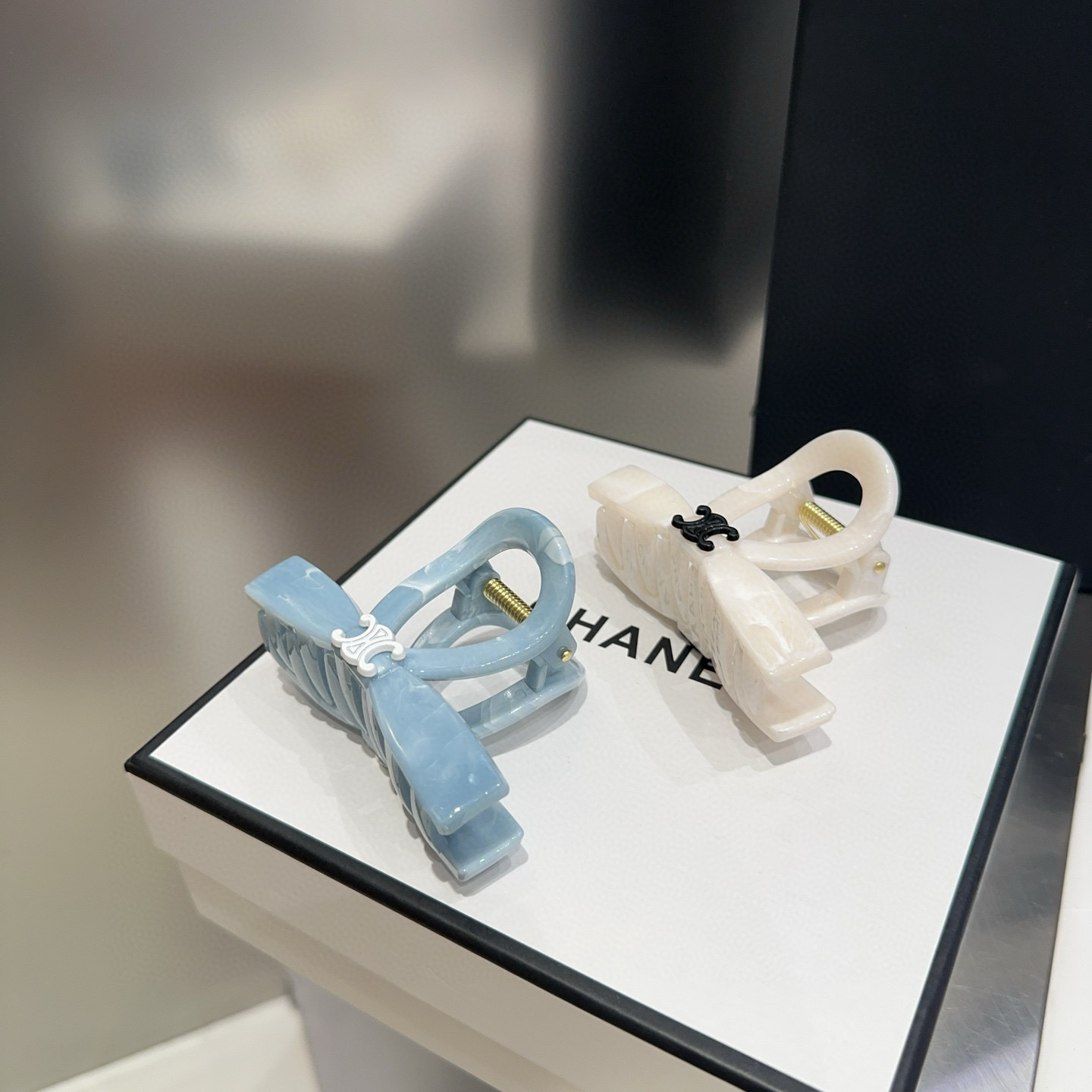 P 65🎁配包装盒
CELINE（赛琳）凯旋门新款抓夹，简单大气，时尚百搭！女神必备单品