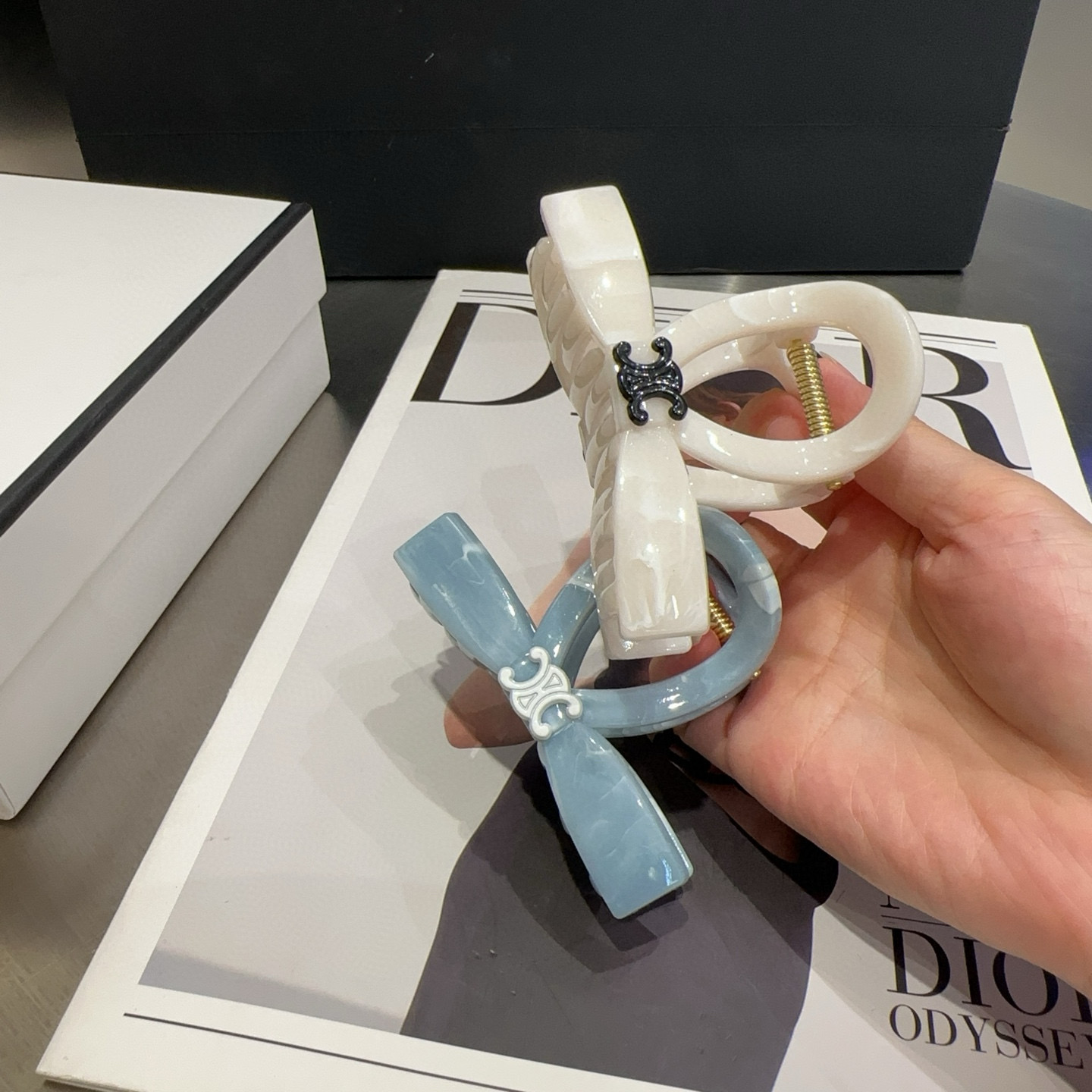 P 65🎁配包装盒
CELINE（赛琳）凯旋门新款抓夹，简单大气，时尚百搭！女神必备单品