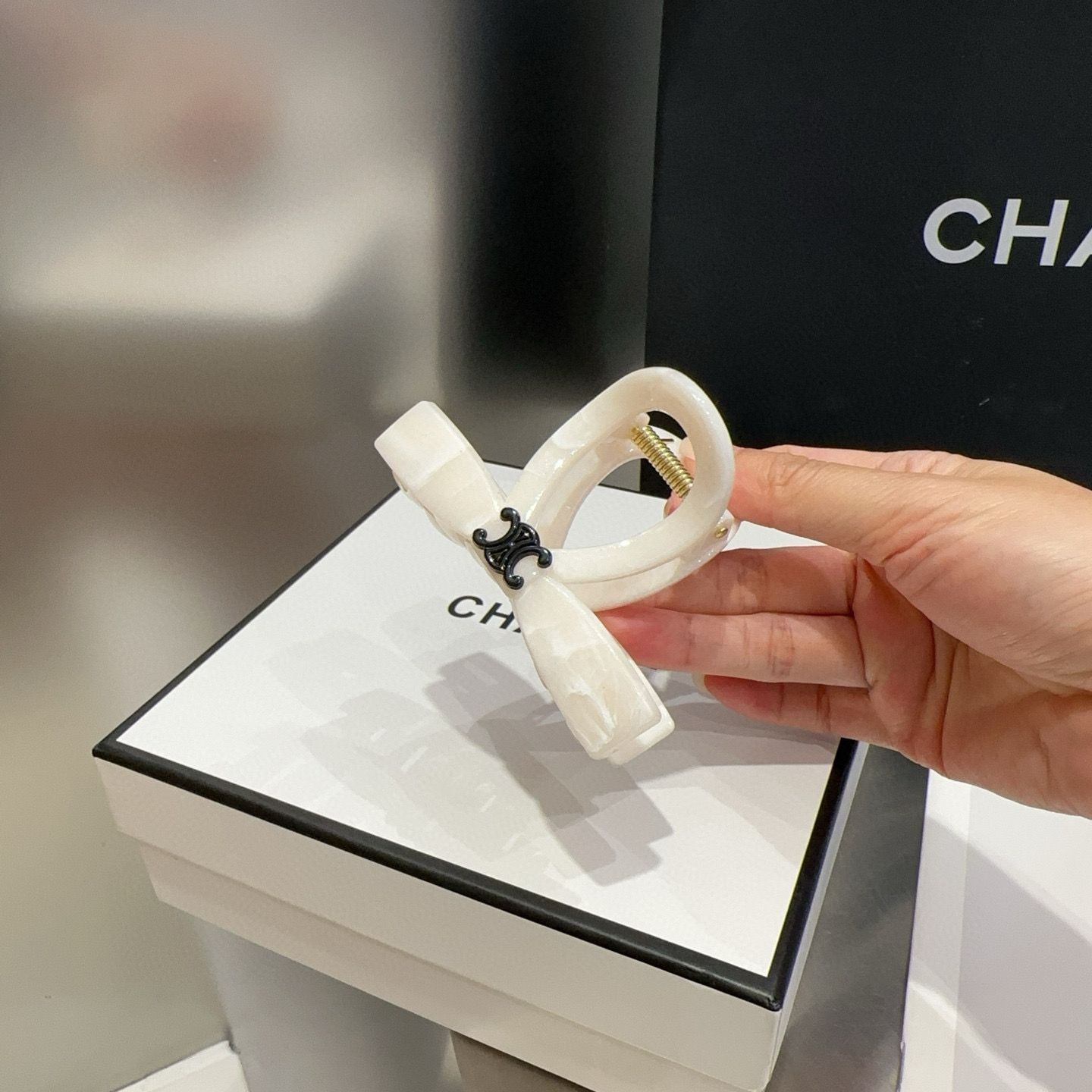 P 65🎁配包装盒
CELINE（赛琳）凯旋门新款抓夹，简单大气，时尚百搭！女神必备单品