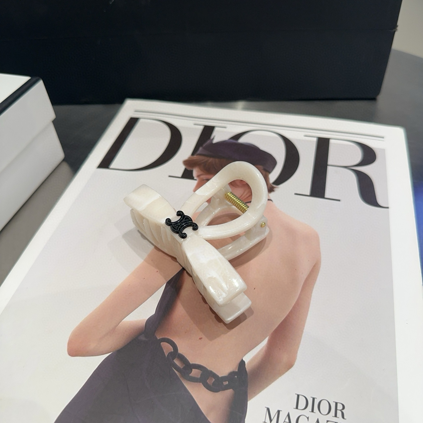 P 65🎁配包装盒
CELINE（赛琳）凯旋门新款抓夹，简单大气，时尚百搭！女神必备单品