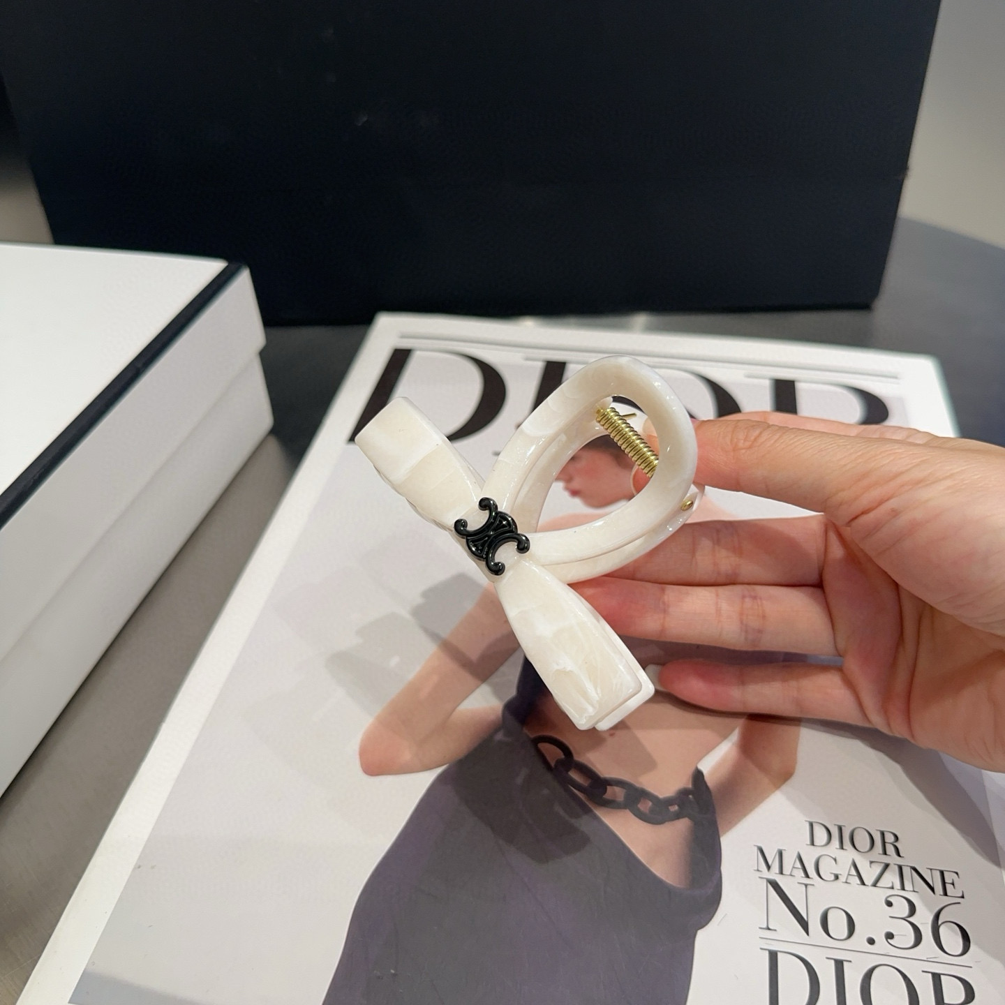 P 65🎁配包装盒
CELINE（赛琳）凯旋门新款抓夹，简单大气，时尚百搭！女神必备单品