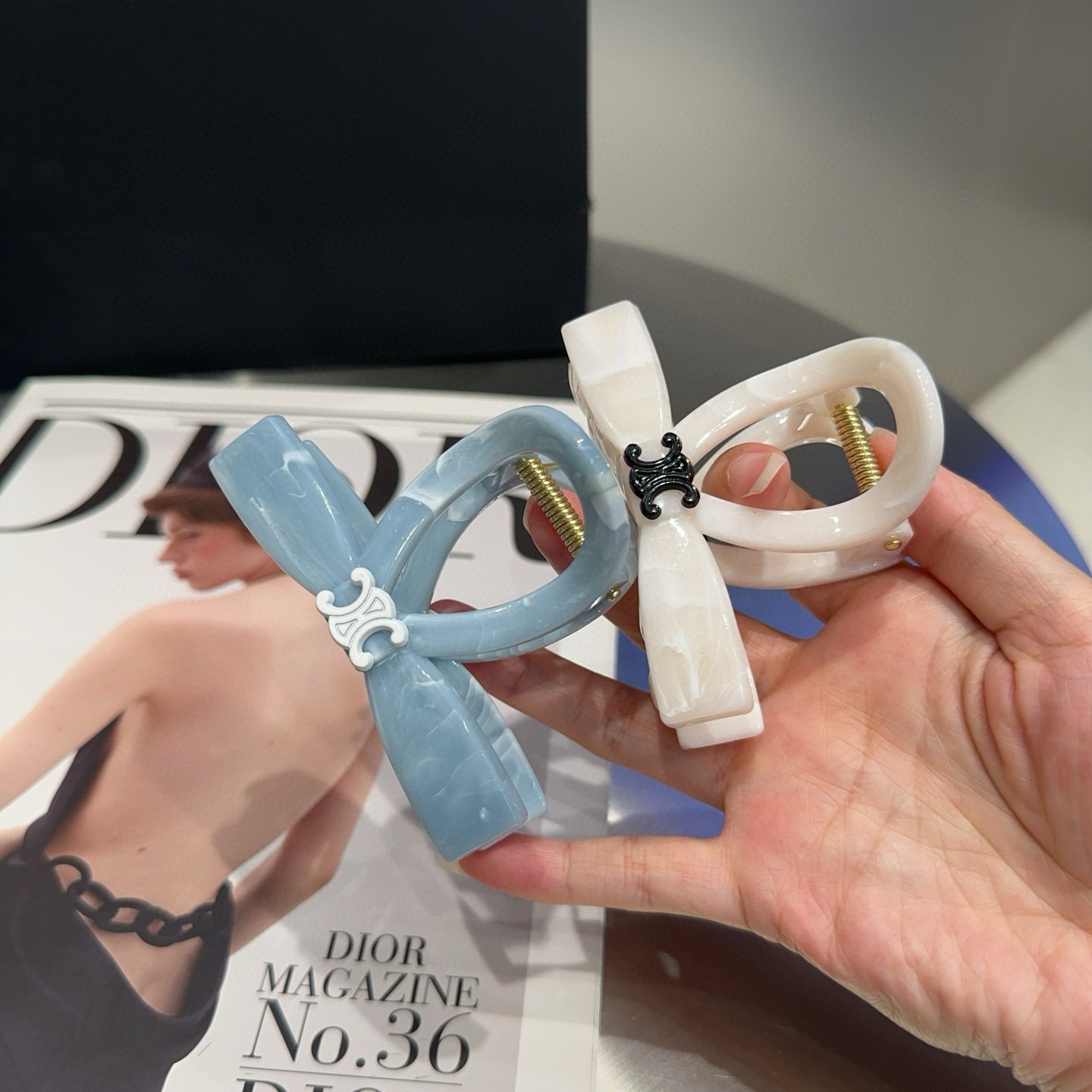 P 65🎁配包装盒
CELINE（赛琳）凯旋门新款抓夹，简单大气，时尚百搭！女神必备单品