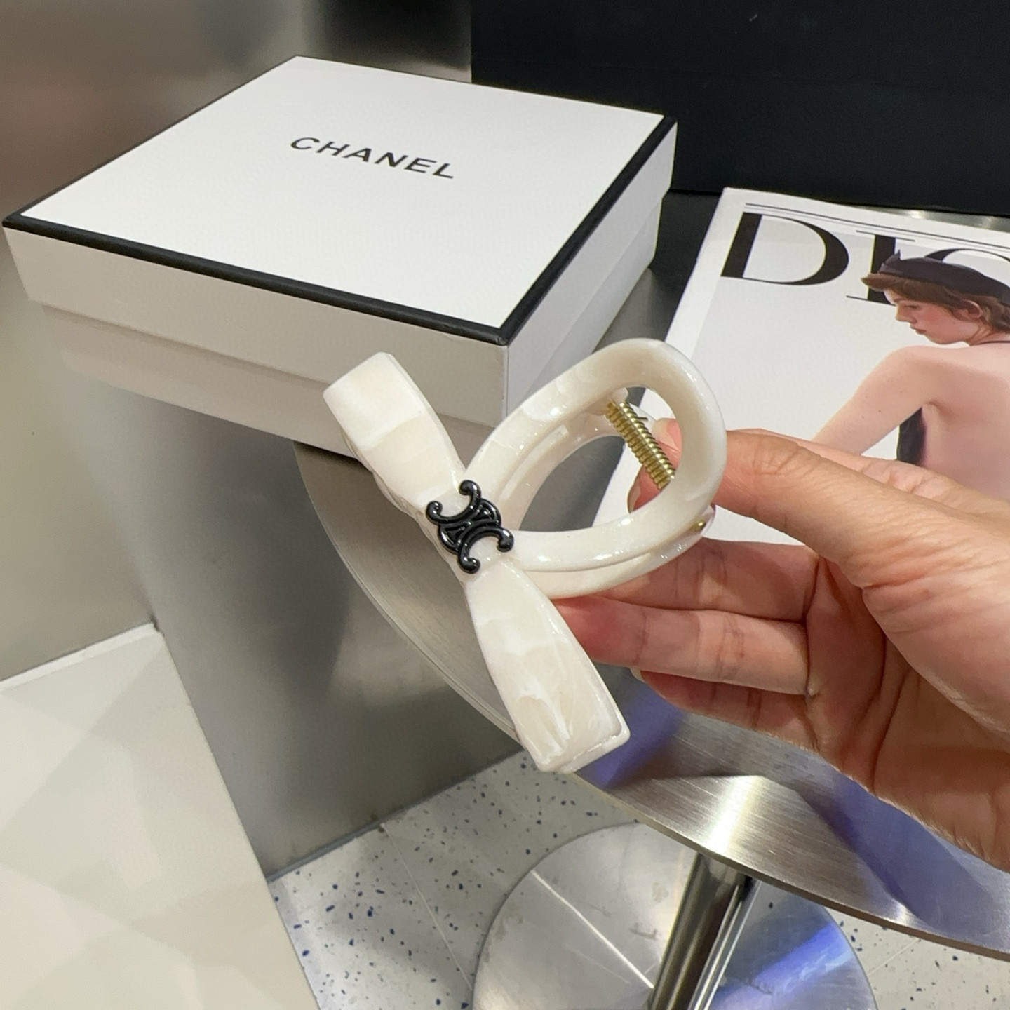 P 65🎁配包装盒
CELINE（赛琳）凯旋门新款抓夹，简单大气，时尚百搭！女神必备单品