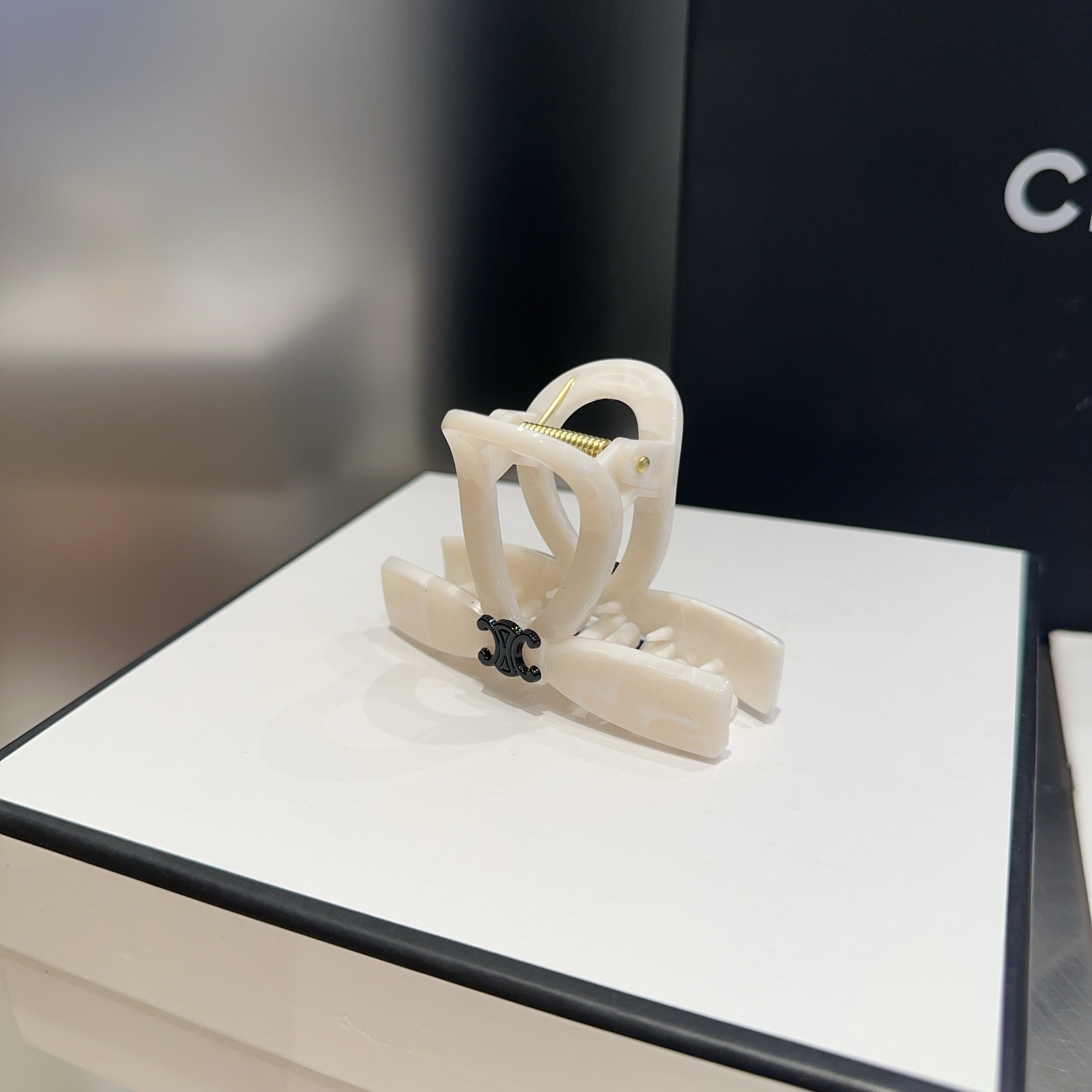 P 65🎁配包装盒
CELINE（赛琳）凯旋门新款抓夹，简单大气，时尚百搭！女神必备单品