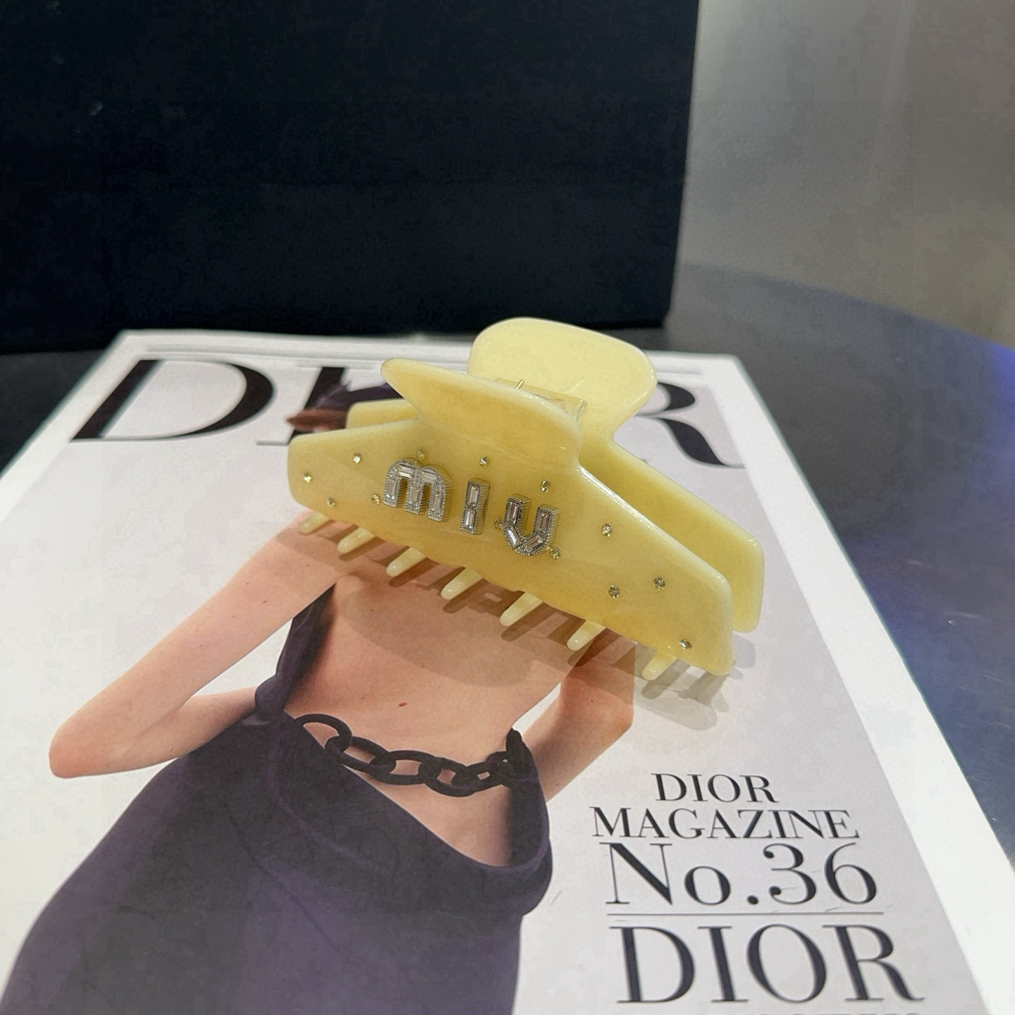 P 65🎁配包装盒
miumiu新款糖果色抓夹，时尚潮流．简单优雅，实用百搭，值得入手！