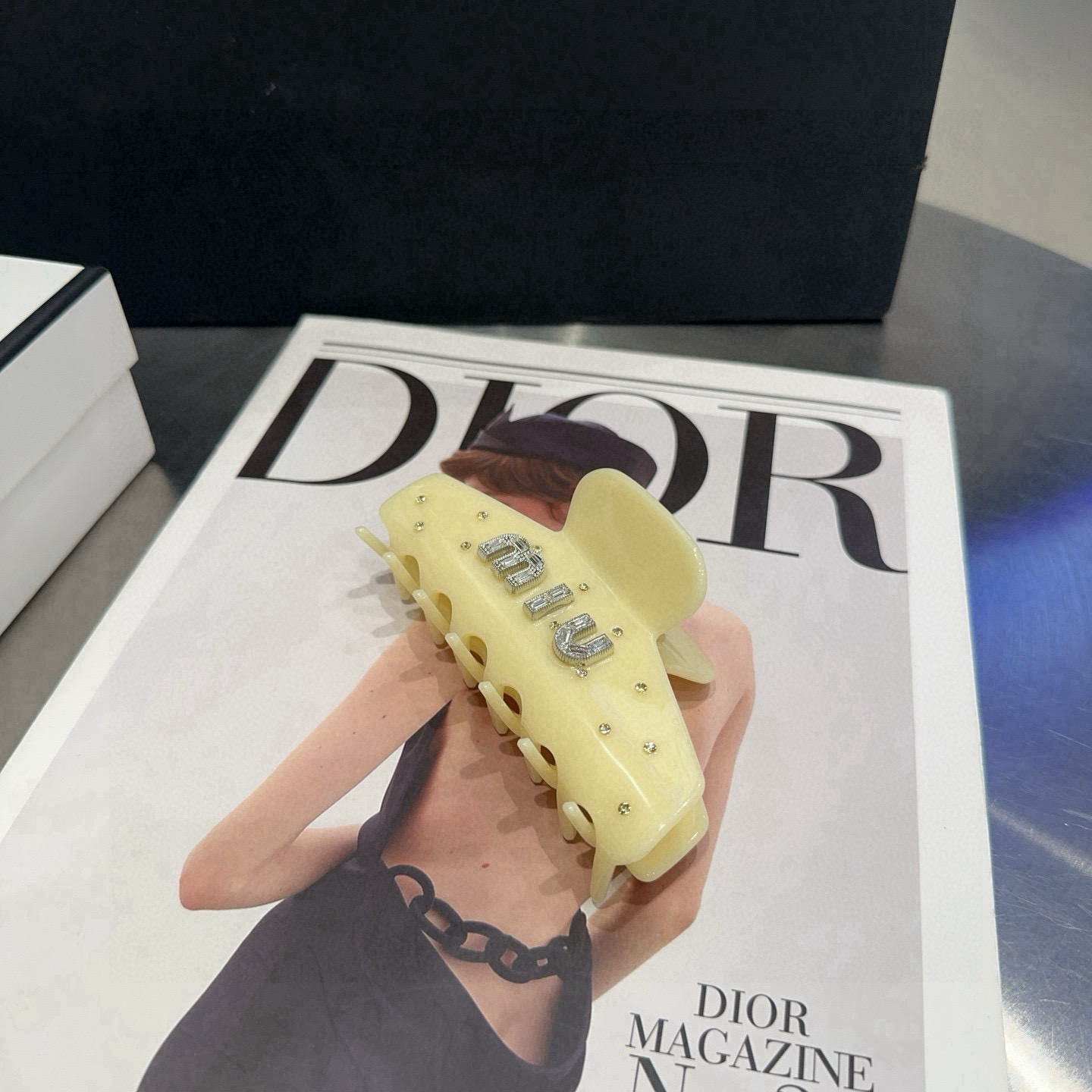 P 65🎁配包装盒
miumiu新款糖果色抓夹，时尚潮流．简单优雅，实用百搭，值得入手！