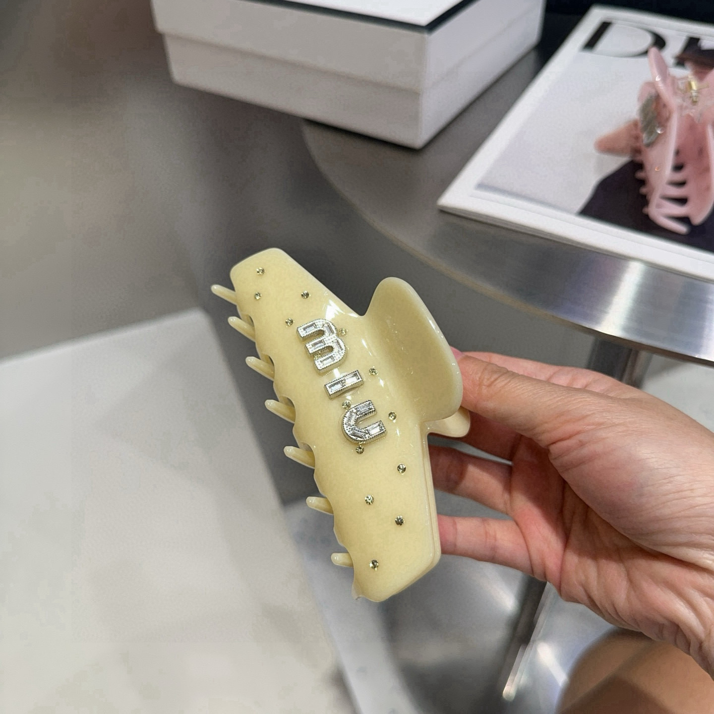 P 65🎁配包装盒
miumiu新款糖果色抓夹，时尚潮流．简单优雅，实用百搭，值得入手！