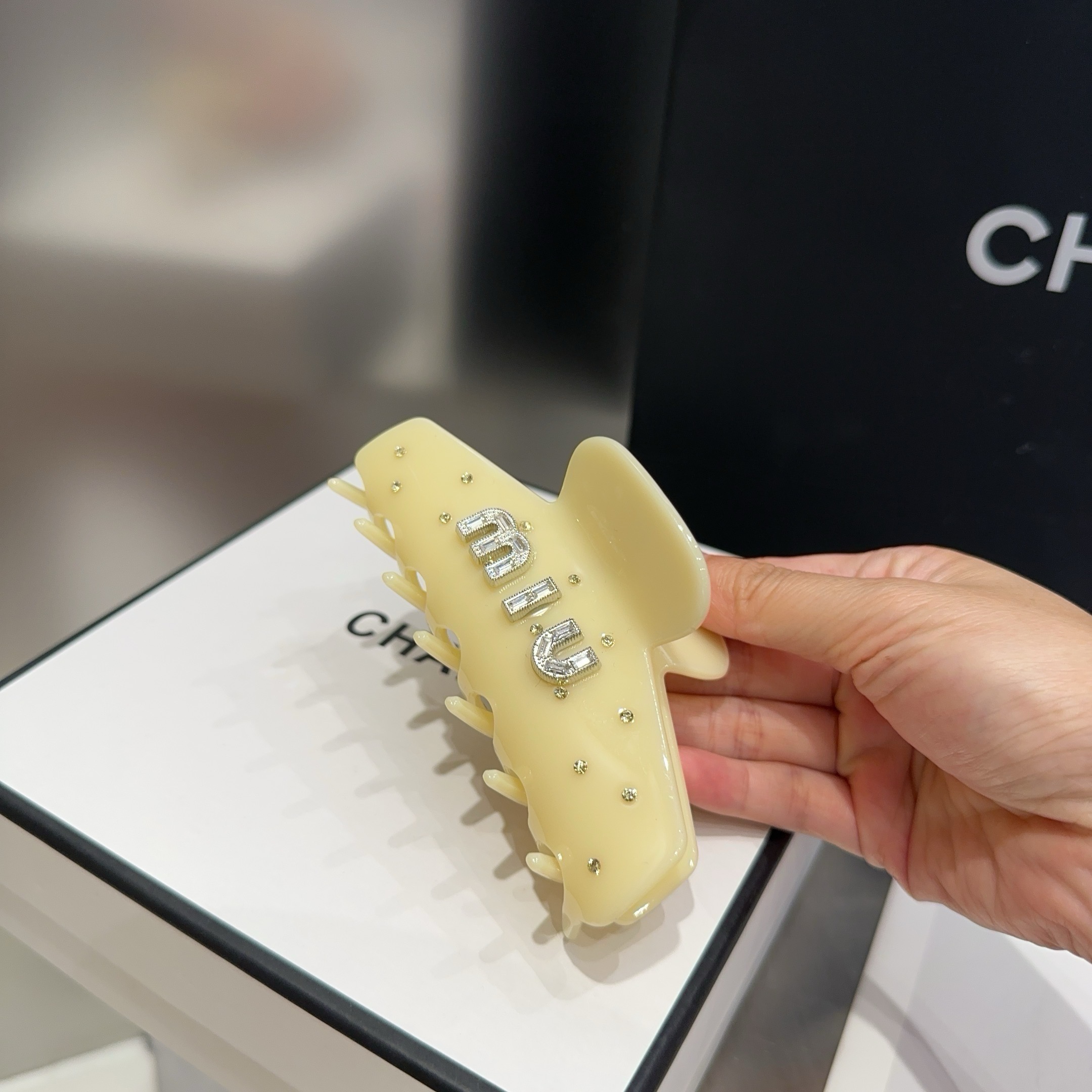 P 65🎁配包装盒
miumiu新款糖果色抓夹，时尚潮流．简单优雅，实用百搭，值得入手！