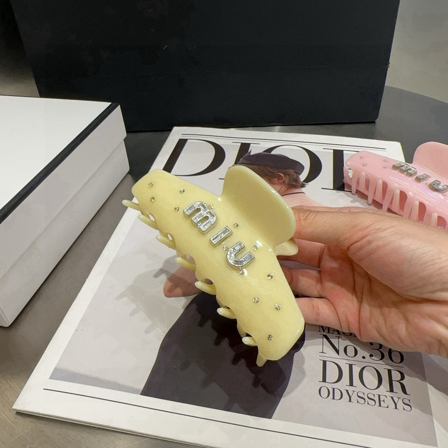 P 65🎁配包装盒
miumiu新款糖果色抓夹，时尚潮流．简单优雅，实用百搭，值得入手！