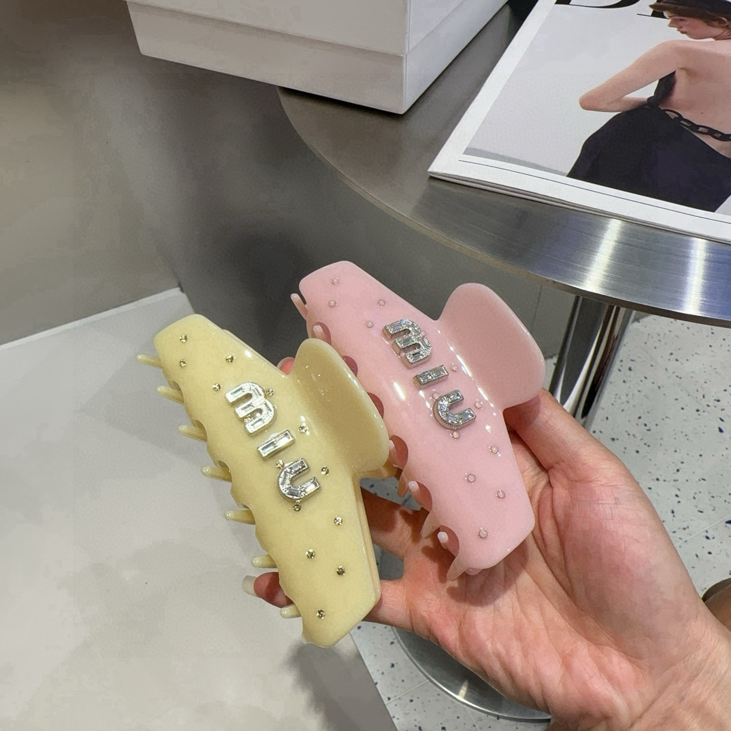 P 65🎁配包装盒
miumiu新款糖果色抓夹，时尚潮流．简单优雅，实用百搭，值得入手！