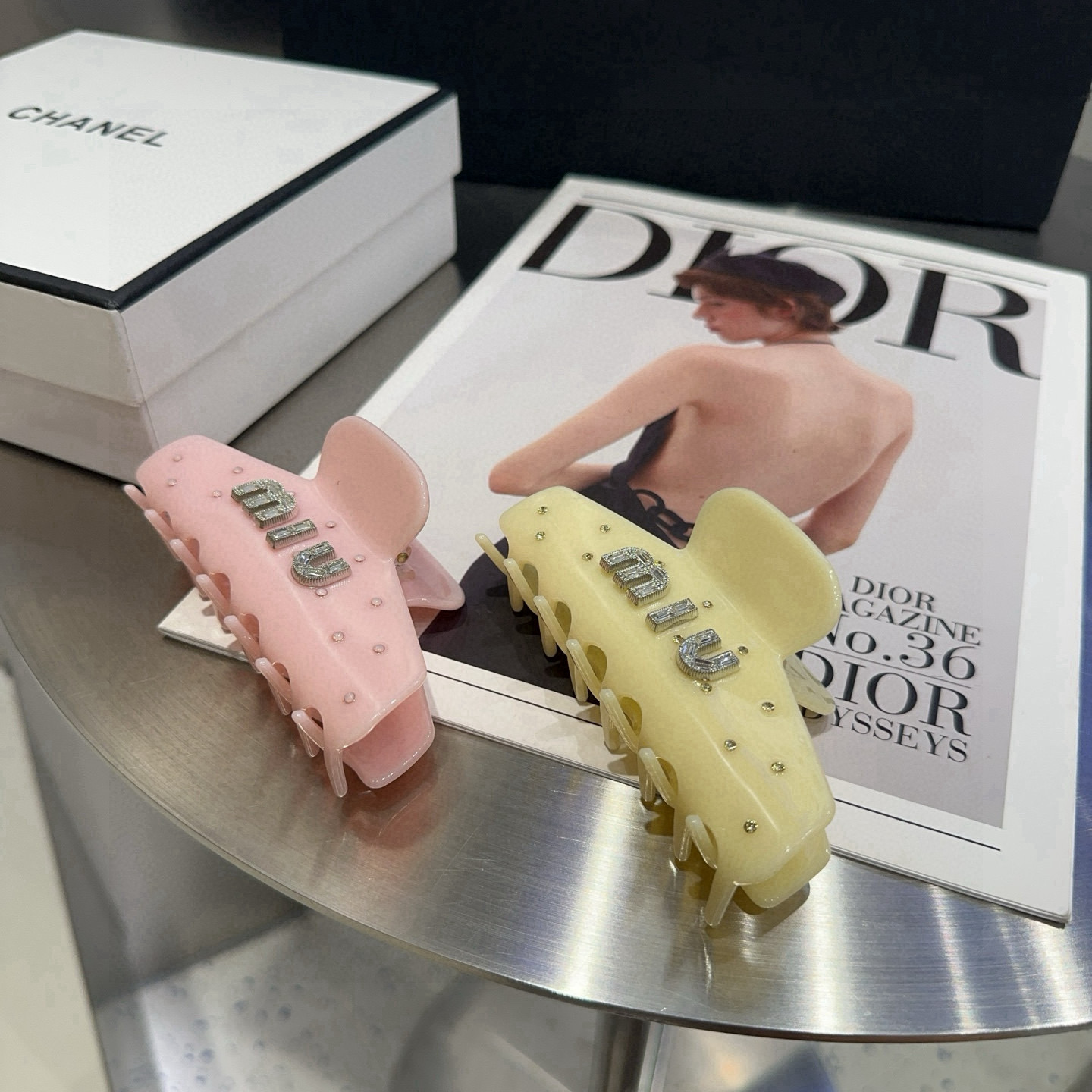 P 65🎁配包装盒
miumiu新款糖果色抓夹，时尚潮流．简单优雅，实用百搭，值得入手！