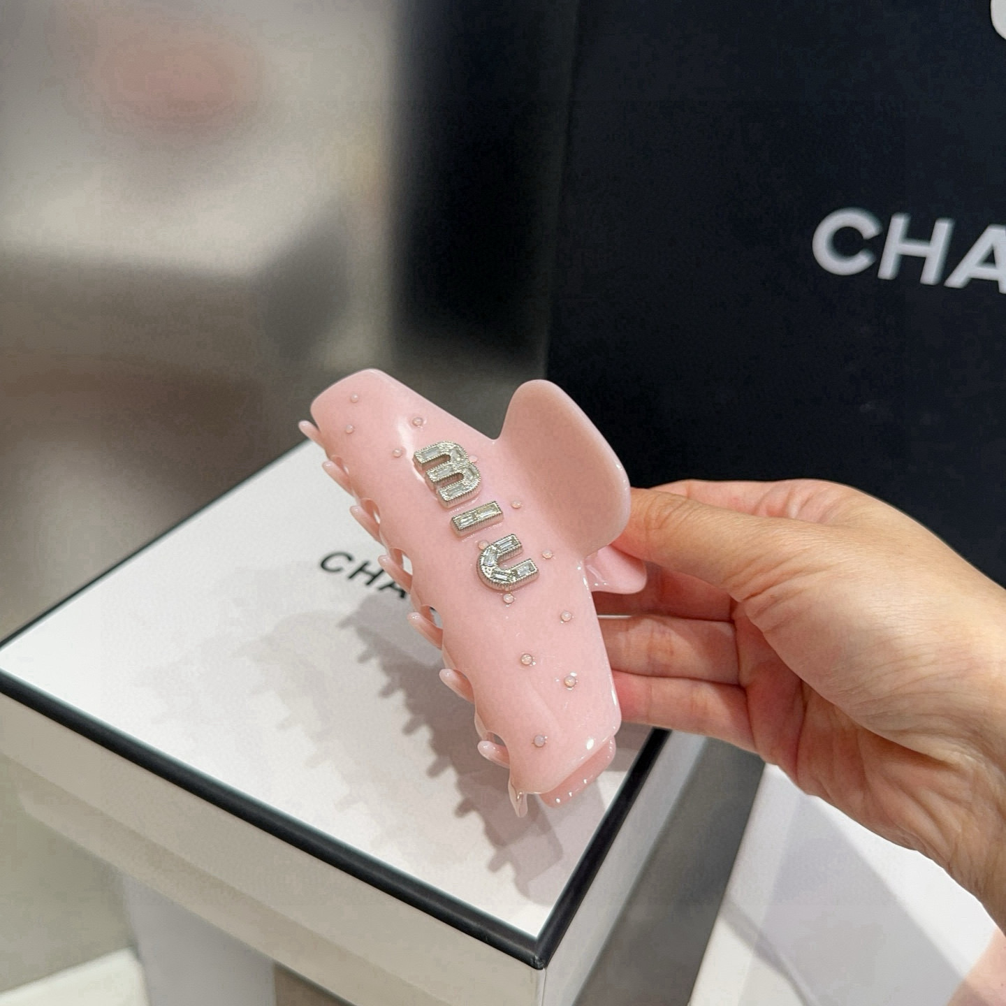 P 65🎁配包装盒
miumiu新款糖果色抓夹，时尚潮流．简单优雅，实用百搭，值得入手！