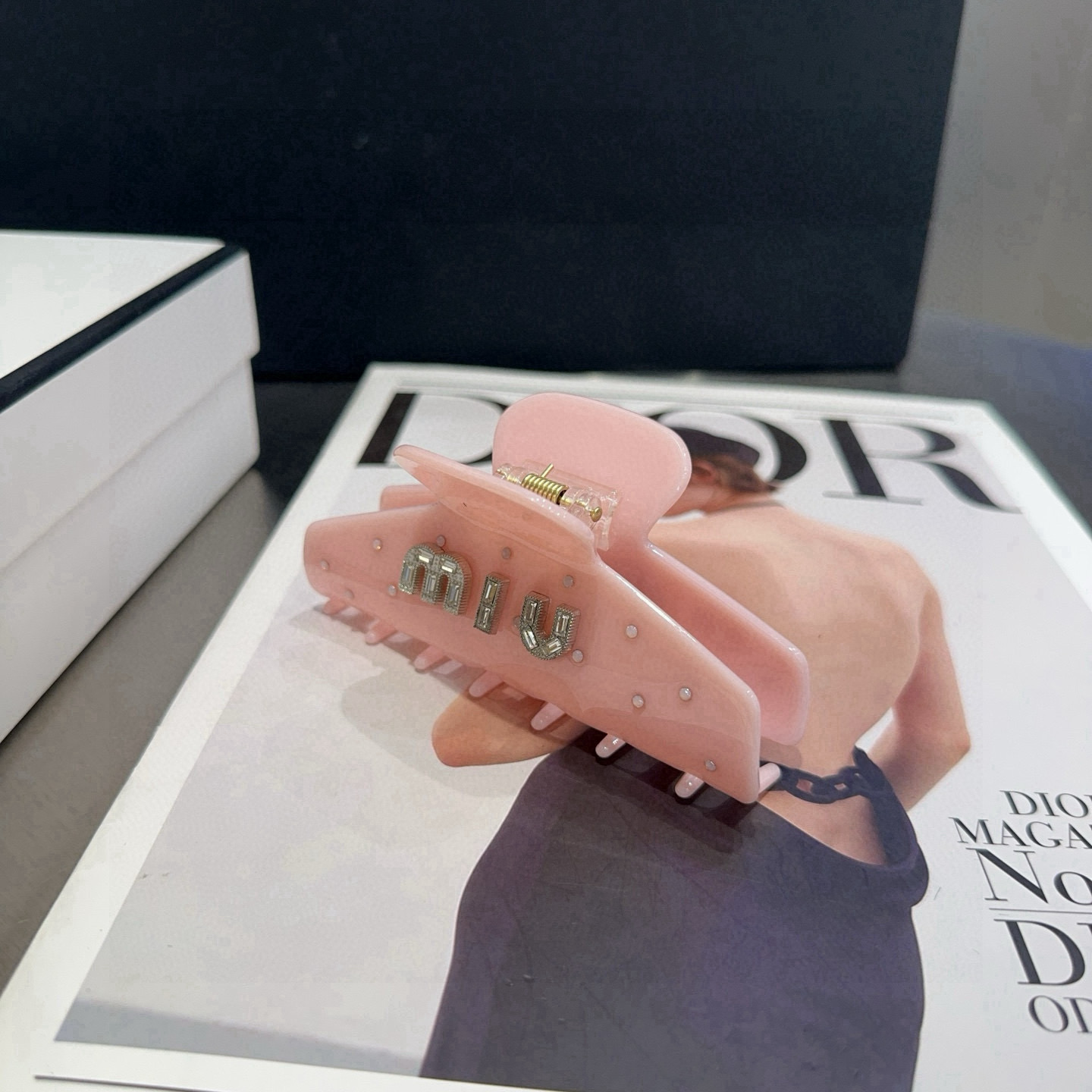 P 65🎁配包装盒
miumiu新款糖果色抓夹，时尚潮流．简单优雅，实用百搭，值得入手！