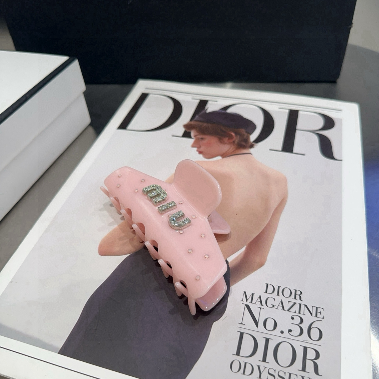 P 65🎁配包装盒
miumiu新款糖果色抓夹，时尚潮流．简单优雅，实用百搭，值得入手！