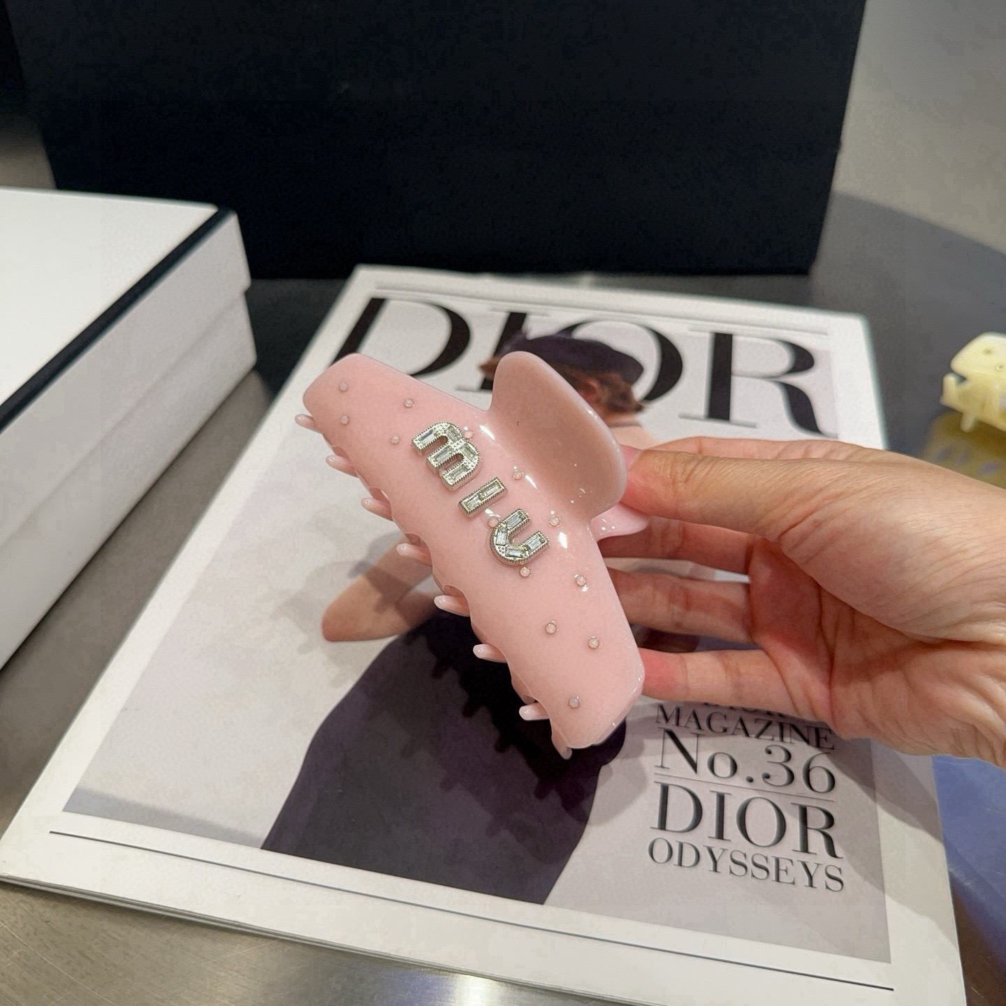 P 65🎁配包装盒
miumiu新款糖果色抓夹，时尚潮流．简单优雅，实用百搭，值得入手！