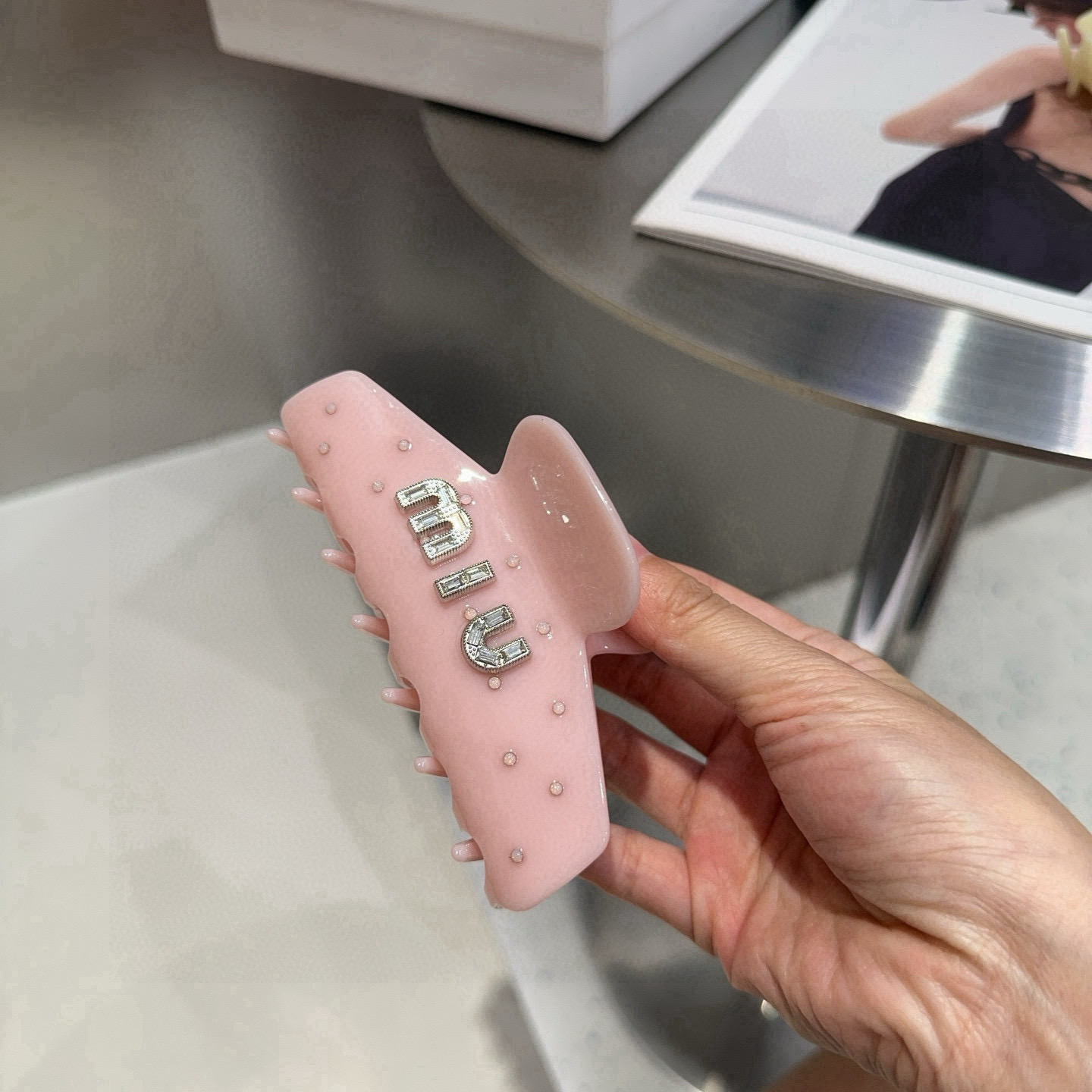 P 65🎁配包装盒
miumiu新款糖果色抓夹，时尚潮流．简单优雅，实用百搭，值得入手！