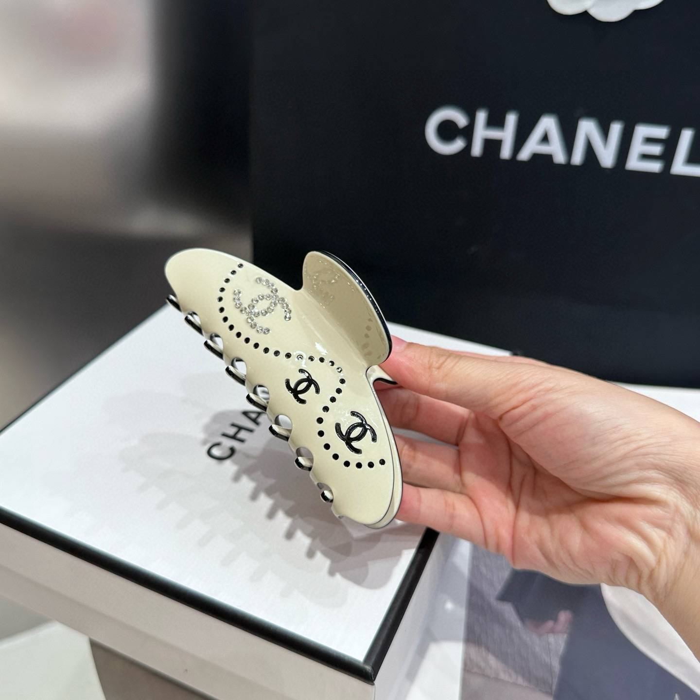 P 70🎁配包装盒
Chanel (香奈儿)最新款小香爆款抓夹，超级好看！名媛范儿十足，小仙女必备…