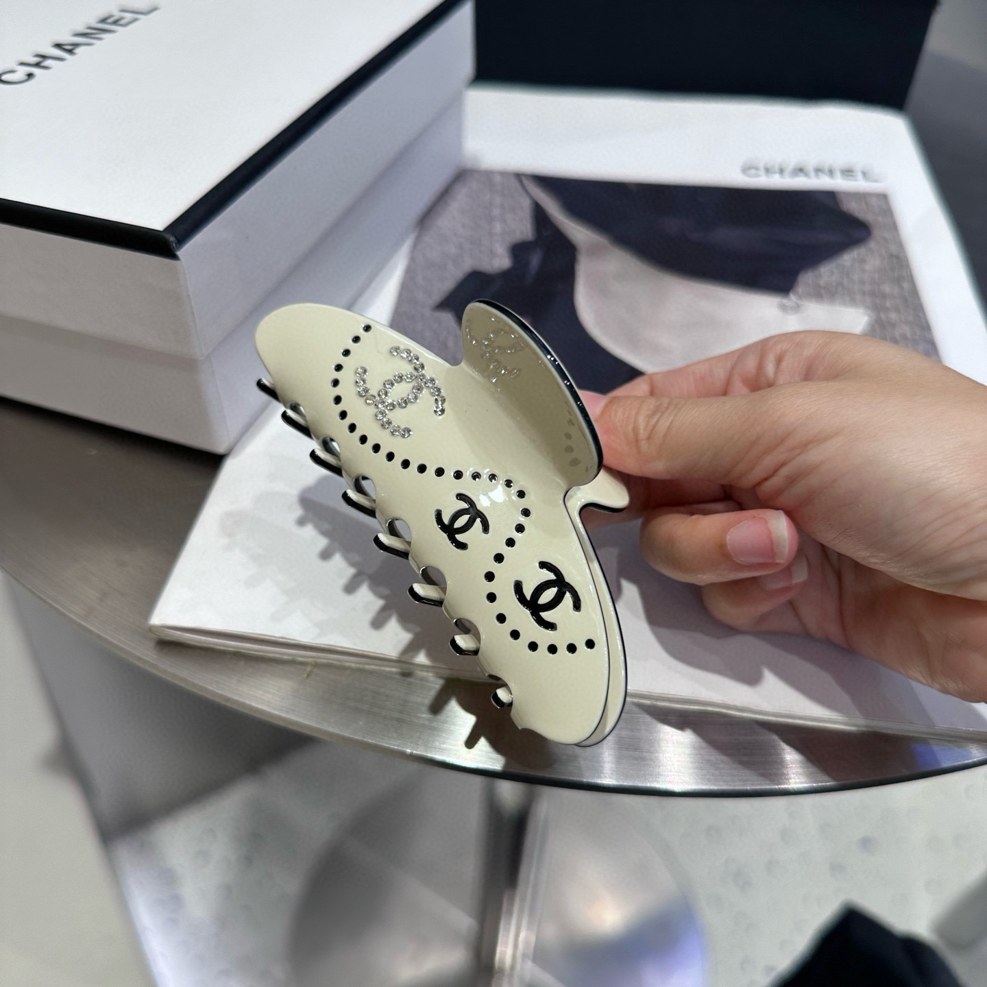 P 70🎁配包装盒
Chanel (香奈儿)最新款小香爆款抓夹，超级好看！名媛范儿十足，小仙女必备…