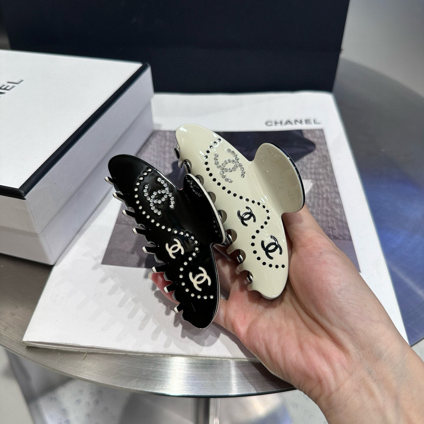 P 70🎁配包装盒
Chanel (香奈儿)最新款小香爆款抓夹，超级好看！名媛范儿十足，小仙女必备…