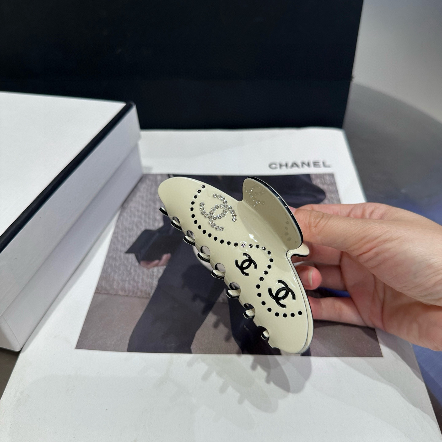 P 70🎁配包装盒
Chanel (香奈儿)最新款小香爆款抓夹，超级好看！名媛范儿十足，小仙女必备…