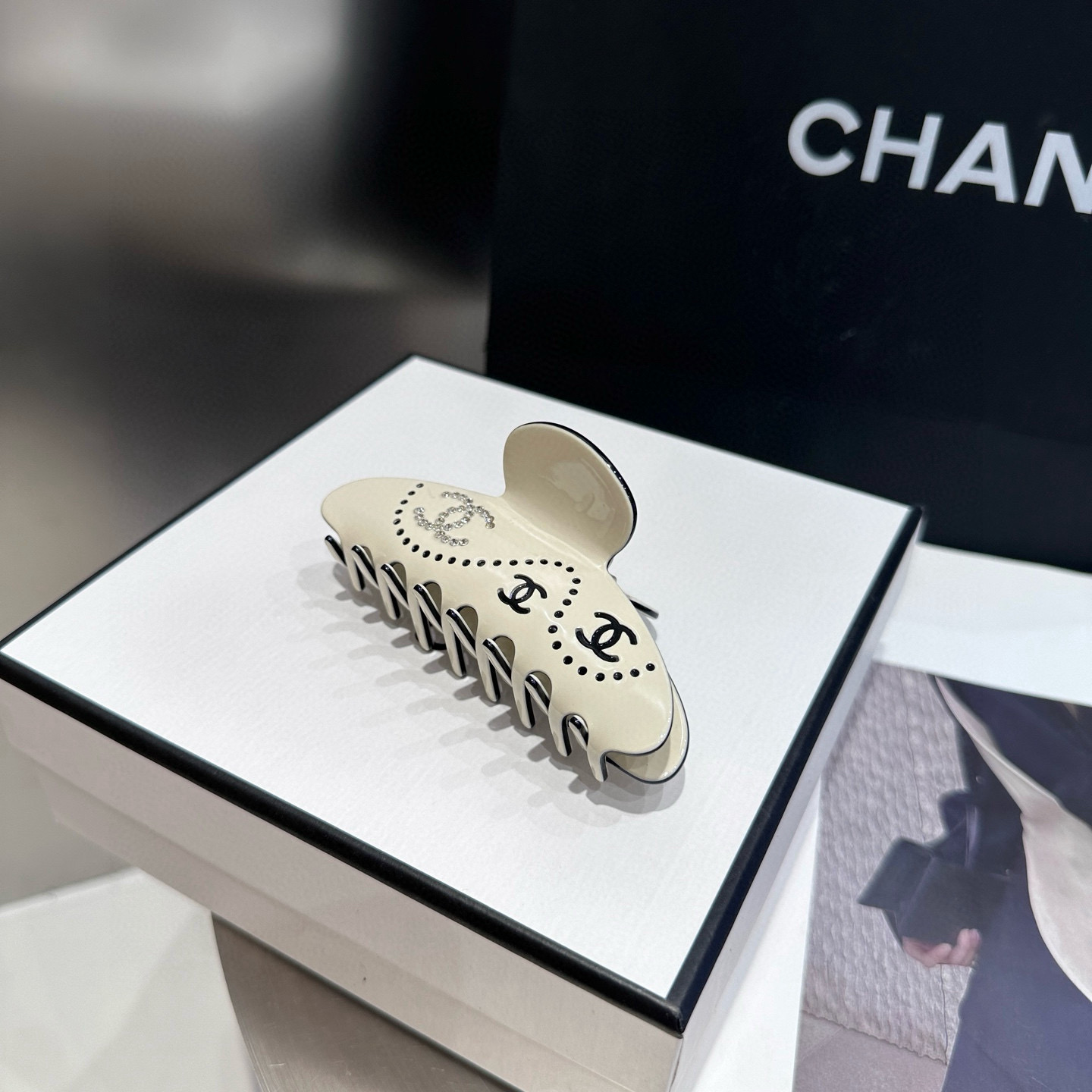 P 70🎁配包装盒
Chanel (香奈儿)最新款小香爆款抓夹，超级好看！名媛范儿十足，小仙女必备…