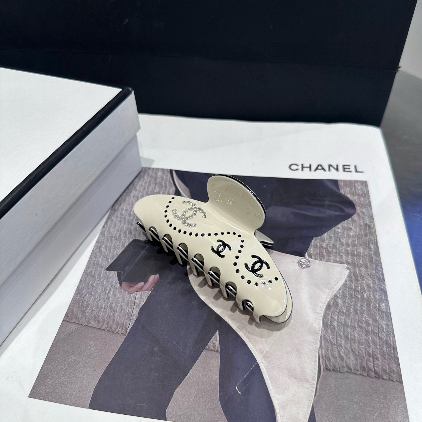 P 70🎁配包装盒
Chanel (香奈儿)最新款小香爆款抓夹，超级好看！名媛范儿十足，小仙女必备…