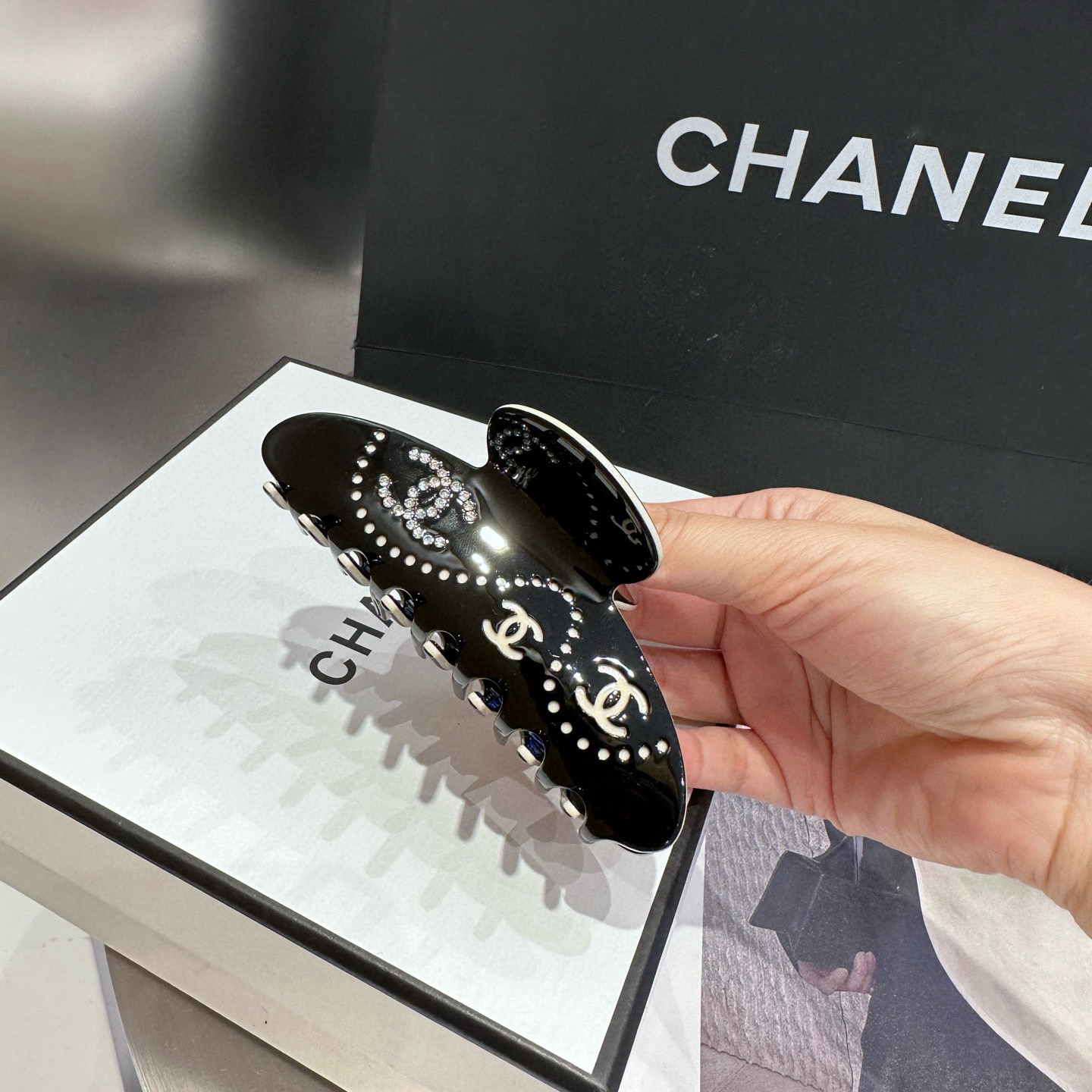 P 70🎁配包装盒
Chanel (香奈儿)最新款小香爆款抓夹，超级好看！名媛范儿十足，小仙女必备…