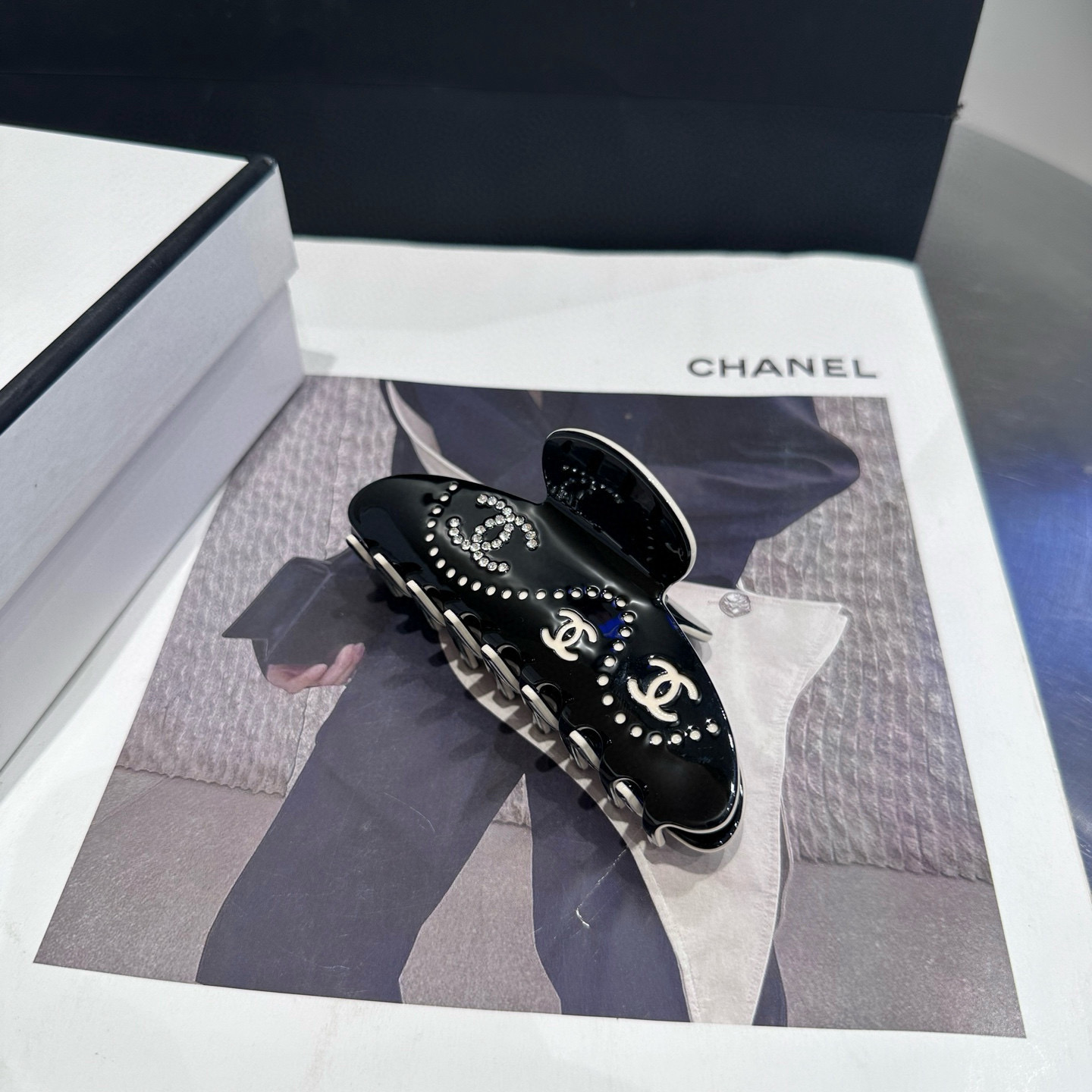 P 70🎁配包装盒
Chanel (香奈儿)最新款小香爆款抓夹，超级好看！名媛范儿十足，小仙女必备…