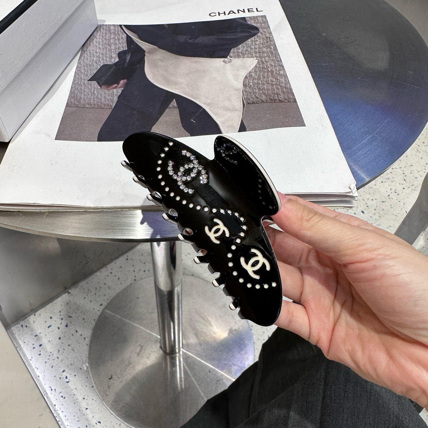 P 70🎁配包装盒
Chanel (香奈儿)最新款小香爆款抓夹，超级好看！名媛范儿十足，小仙女必备…