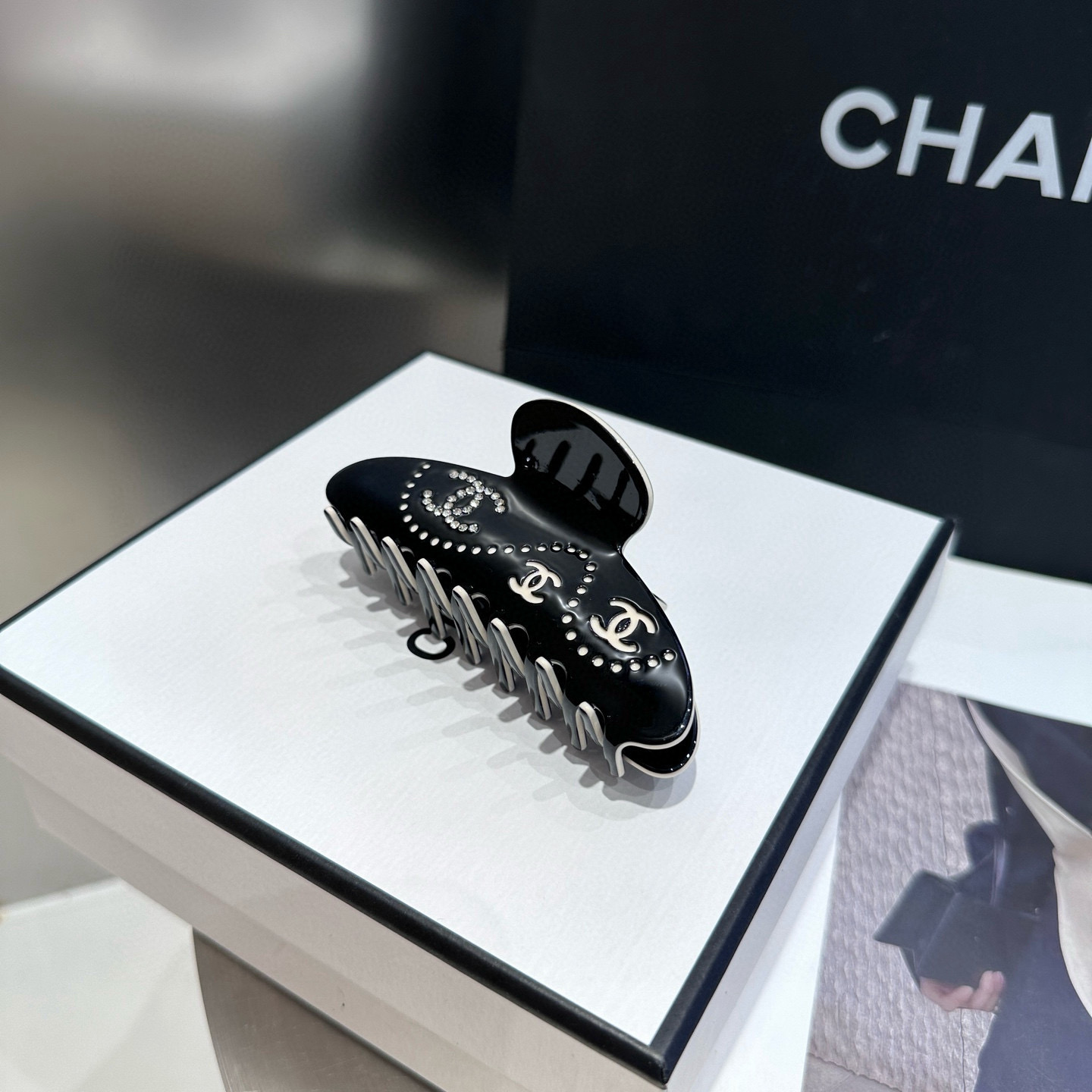 P 70🎁配包装盒
Chanel (香奈儿)最新款小香爆款抓夹，超级好看！名媛范儿十足，小仙女必备…