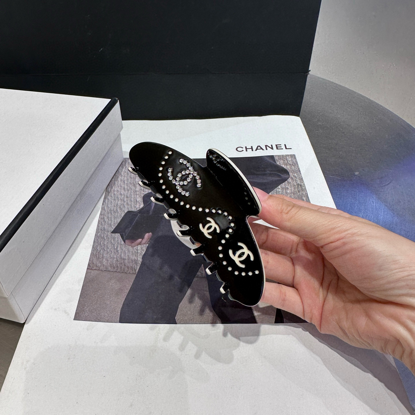 P 70🎁配包装盒
Chanel (香奈儿)最新款小香爆款抓夹，超级好看！名媛范儿十足，小仙女必备…