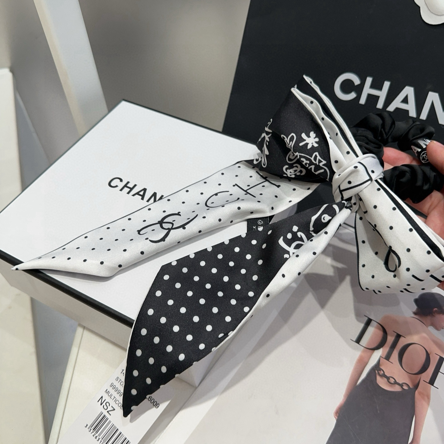 P 80🎁配包装盒
CHANEL（香奈儿）最新款小香飘带发圈，百搭优雅，简单又实用！小姐姐必入单品