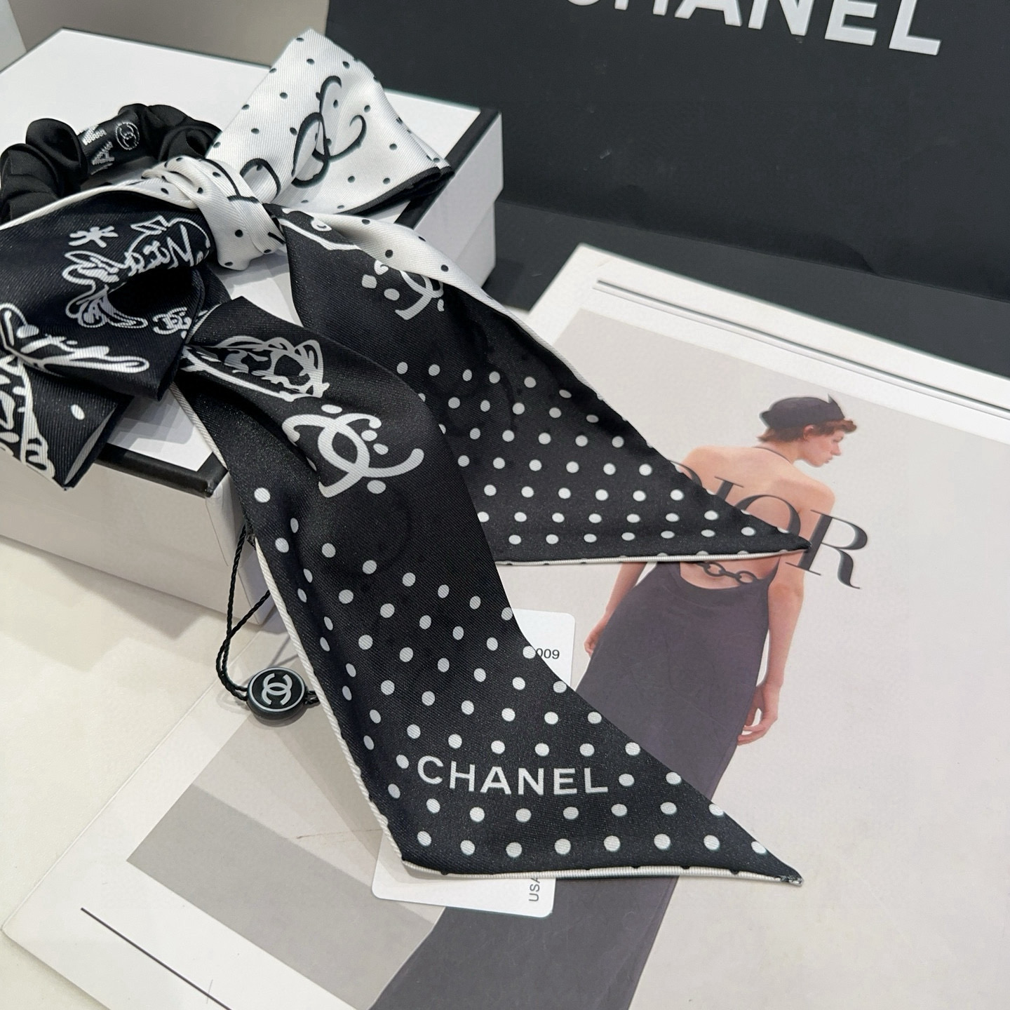 P 80🎁配包装盒
CHANEL（香奈儿）最新款小香飘带发圈，百搭优雅，简单又实用！小姐姐必入单品