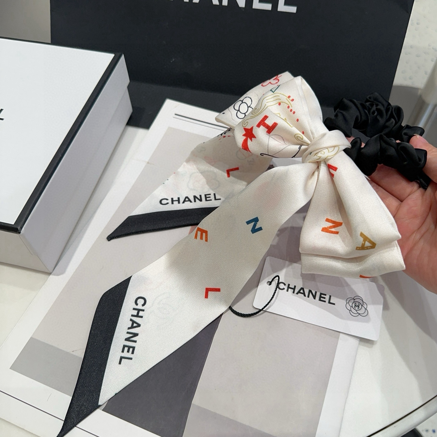 P 80🎁配包装盒
CHANEL（香奈儿）最新款小香飘带发圈，百搭优雅，简单又实用！小姐姐必入单品