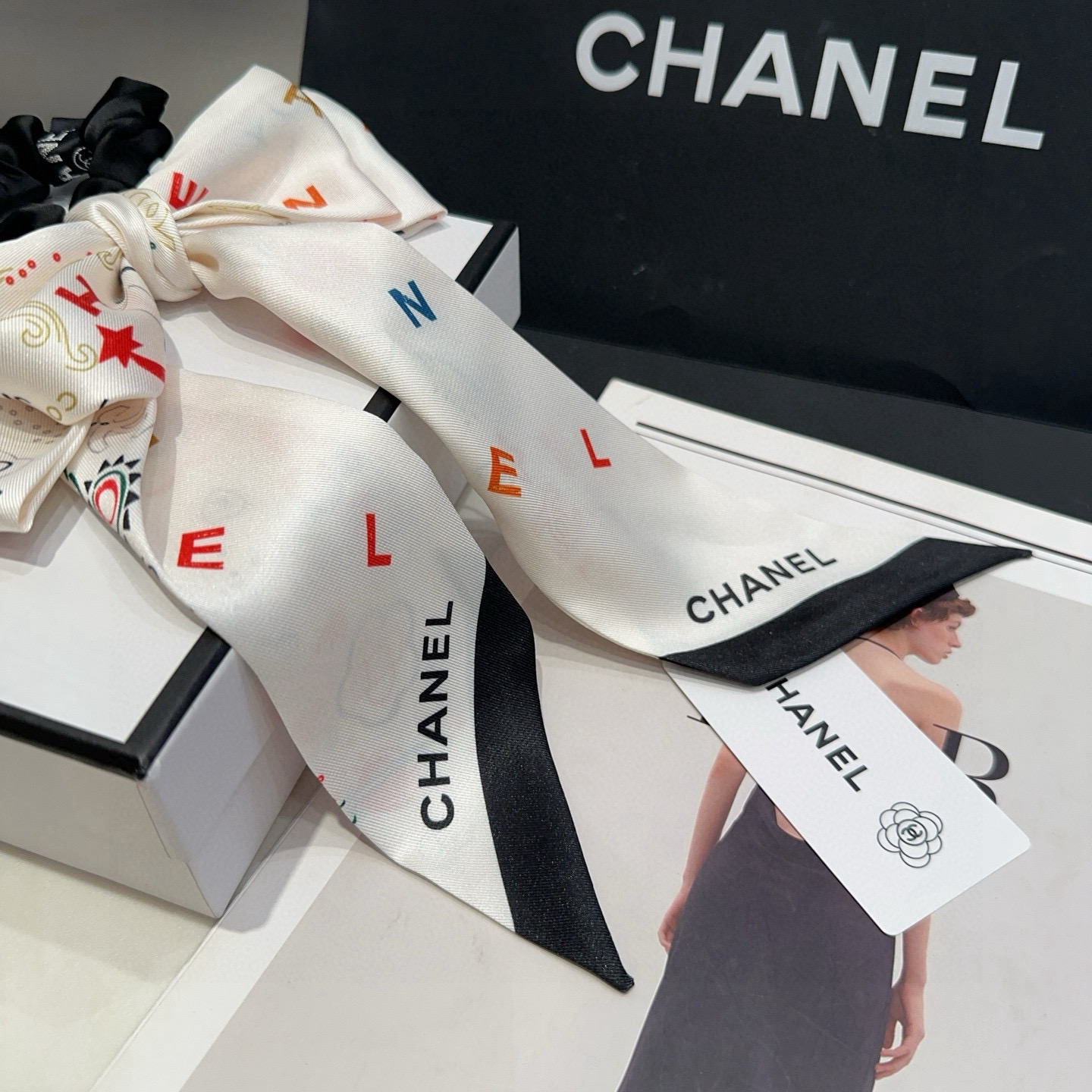 P 80🎁配包装盒
CHANEL（香奈儿）最新款小香飘带发圈，百搭优雅，简单又实用！小姐姐必入单品