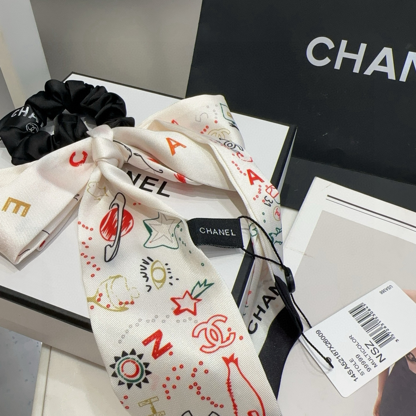 P 80🎁配包装盒
CHANEL（香奈儿）最新款小香飘带发圈，百搭优雅，简单又实用！小姐姐必入单品