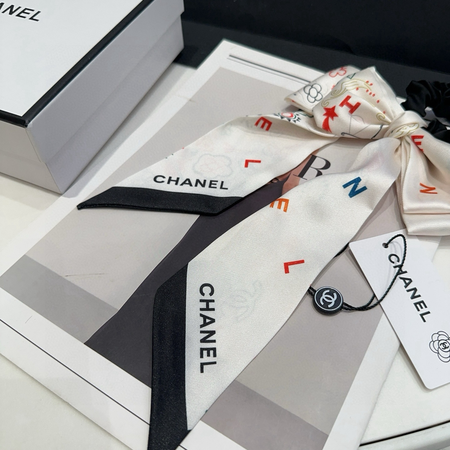 P 80🎁配包装盒
CHANEL（香奈儿）最新款小香飘带发圈，百搭优雅，简单又实用！小姐姐必入单品