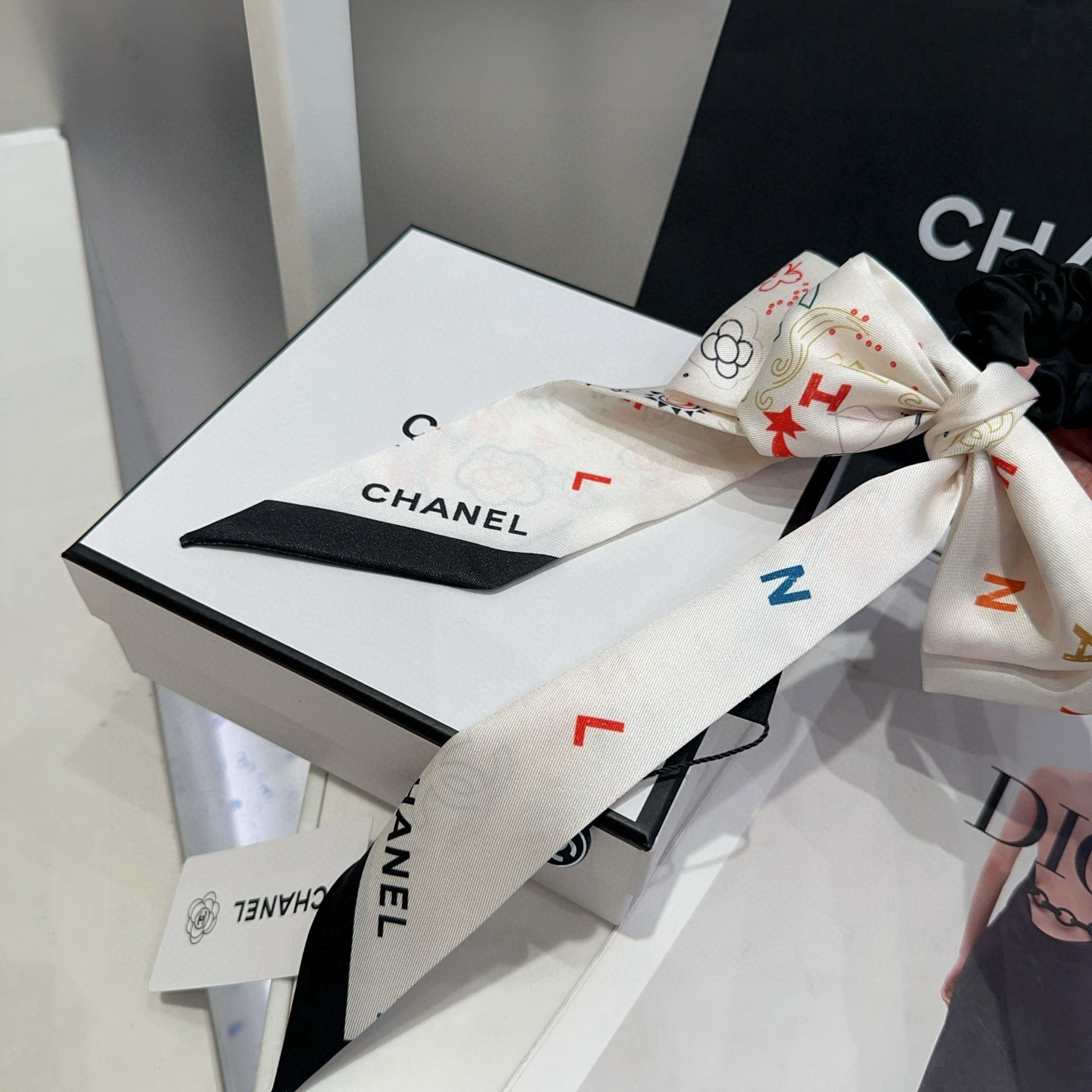 P 80🎁配包装盒
CHANEL（香奈儿）最新款小香飘带发圈，百搭优雅，简单又实用！小姐姐必入单品