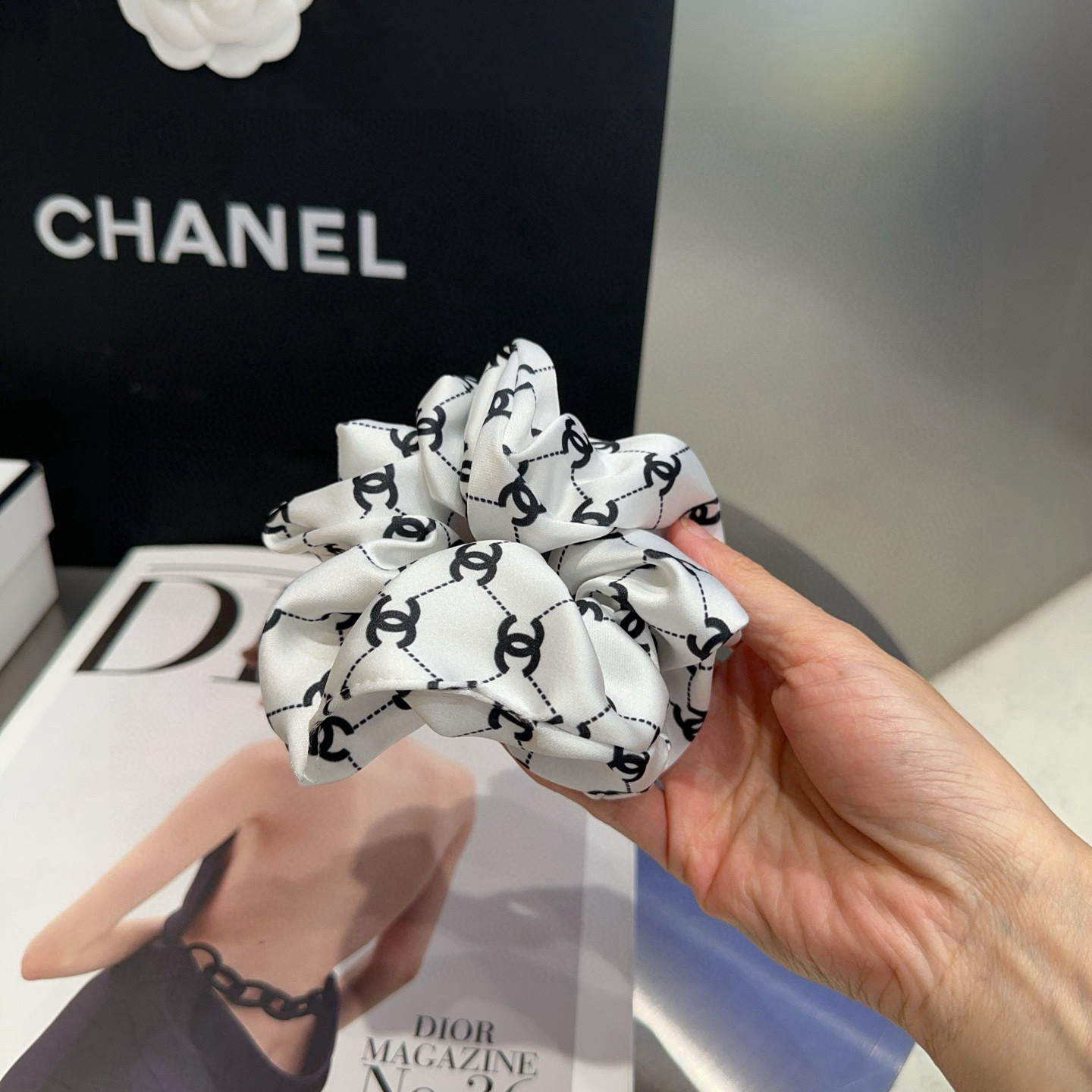 P 65 🎁配包装盒
Chanel (香奈儿)最新款小香爆款发圈，超级好看！名媛范儿十足，小仙女必备…