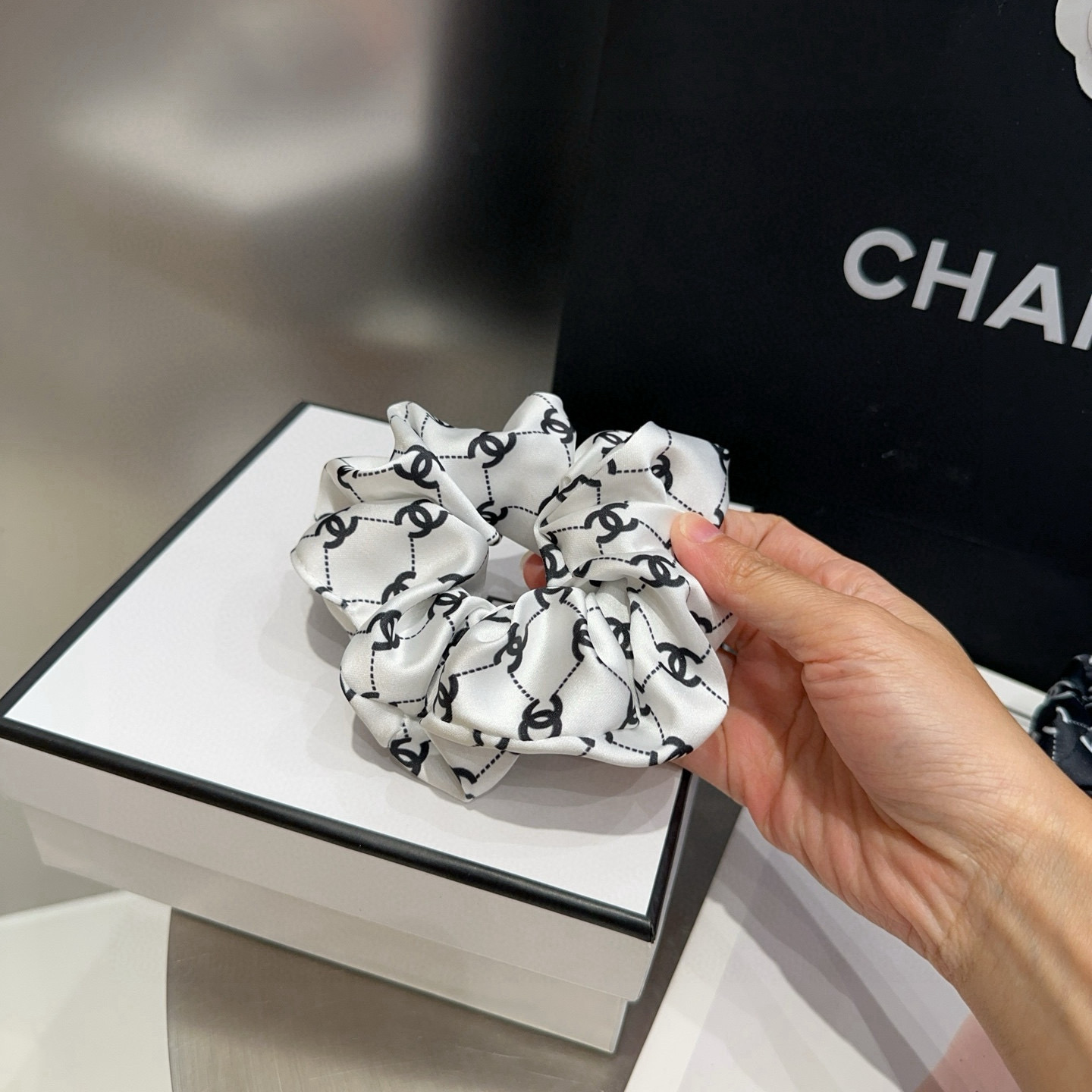 P 65 🎁配包装盒
Chanel (香奈儿)最新款小香爆款发圈，超级好看！名媛范儿十足，小仙女必备…