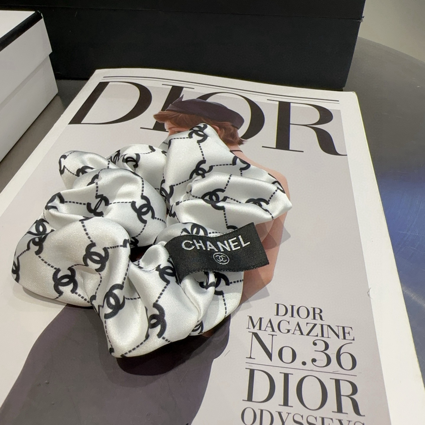 P 65 🎁配包装盒
Chanel (香奈儿)最新款小香爆款发圈，超级好看！名媛范儿十足，小仙女必备…