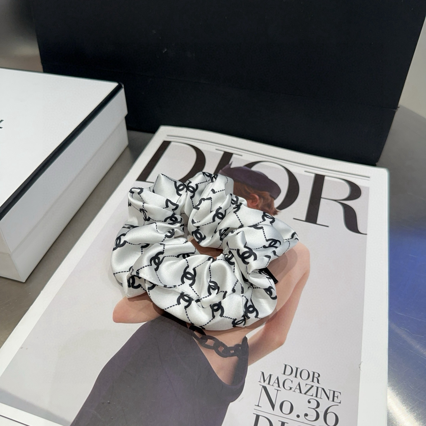 P 65 🎁配包装盒
Chanel (香奈儿)最新款小香爆款发圈，超级好看！名媛范儿十足，小仙女必备…