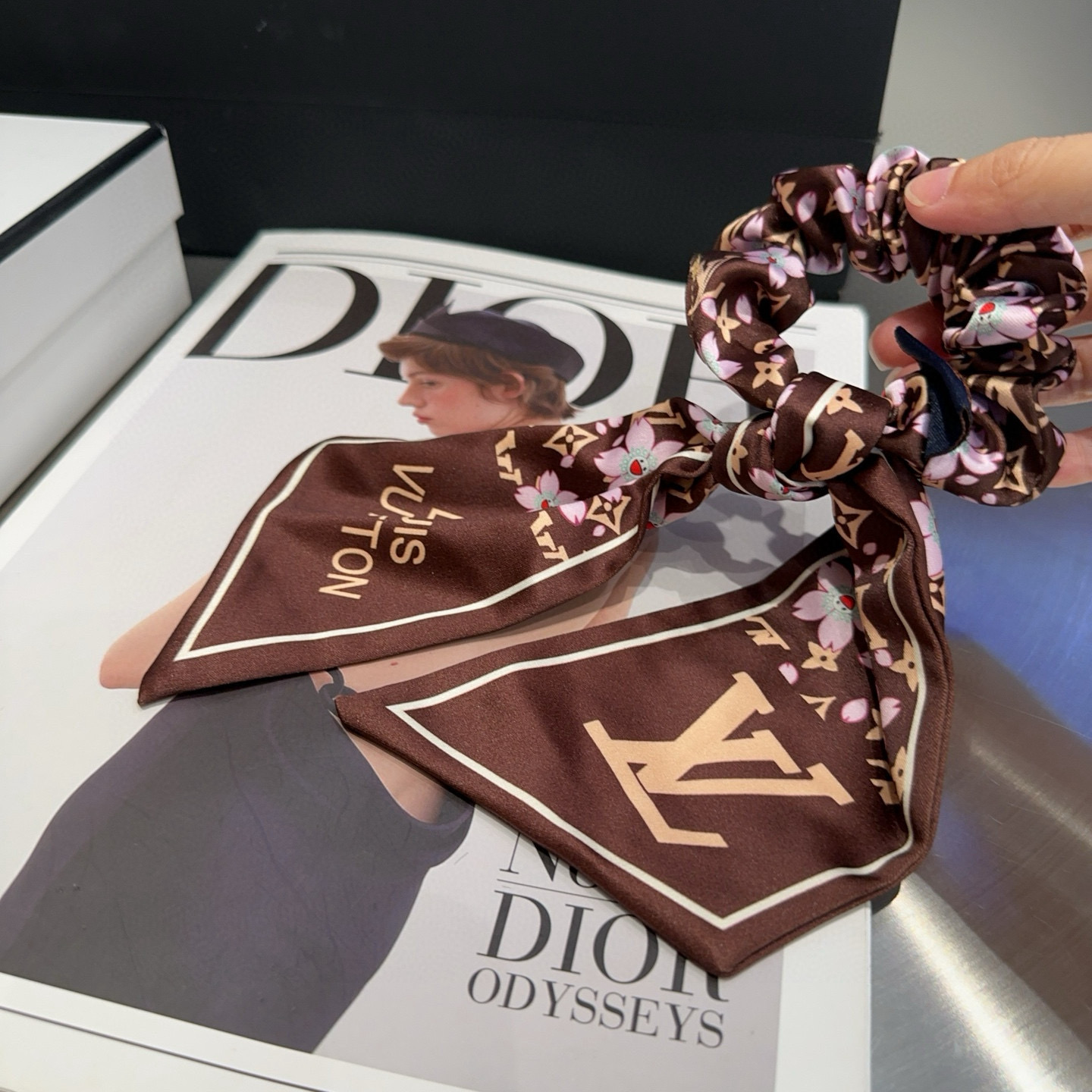P 65🎁配包装盒
Louis Vuitton (路易威登)驴家新品樱花飘带发圈，经典LV标志，简单大气，特别吸睛！超火爆小单品