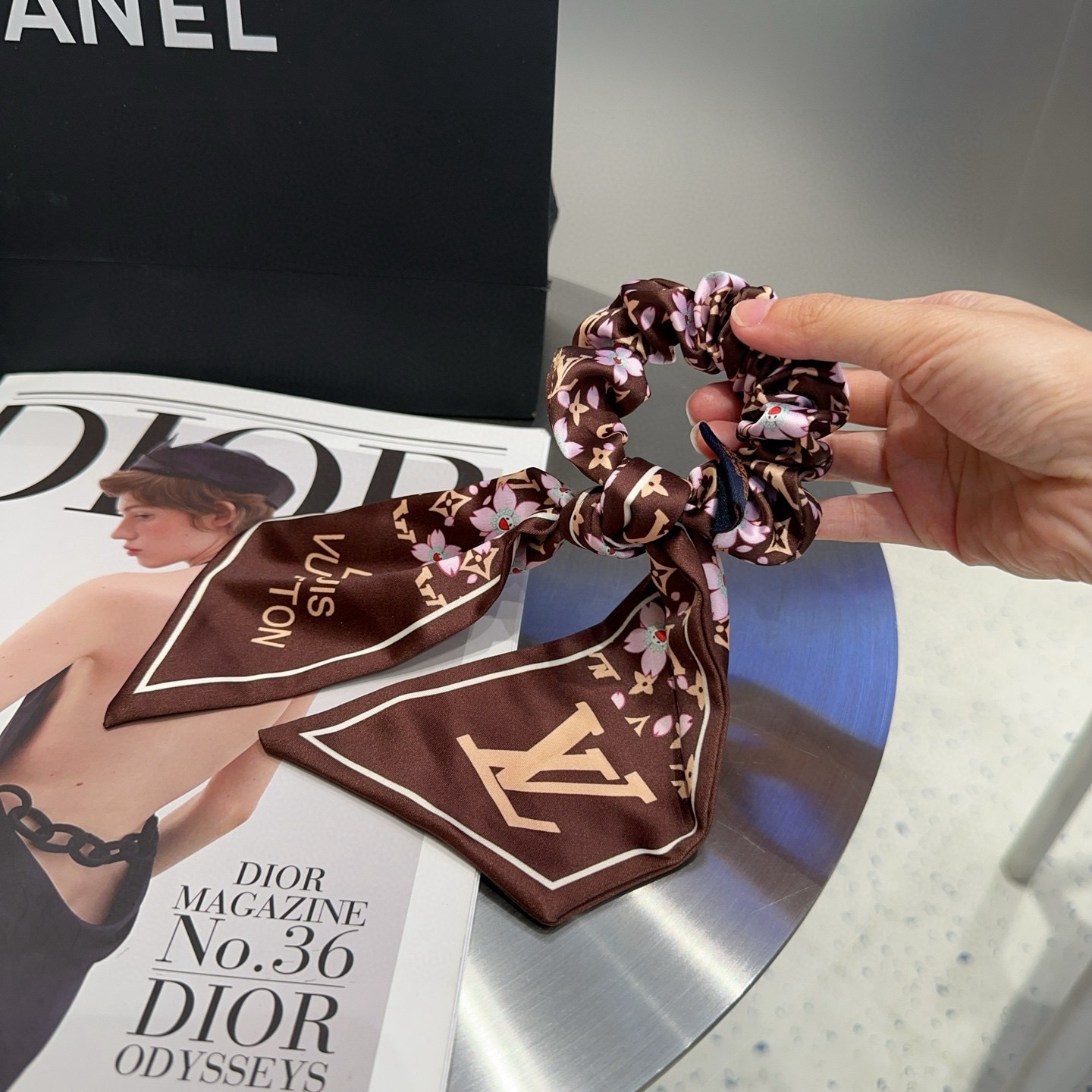 P 65🎁配包装盒
Louis Vuitton (路易威登)驴家新品樱花飘带发圈，经典LV标志，简单大气，特别吸睛！超火爆小单品