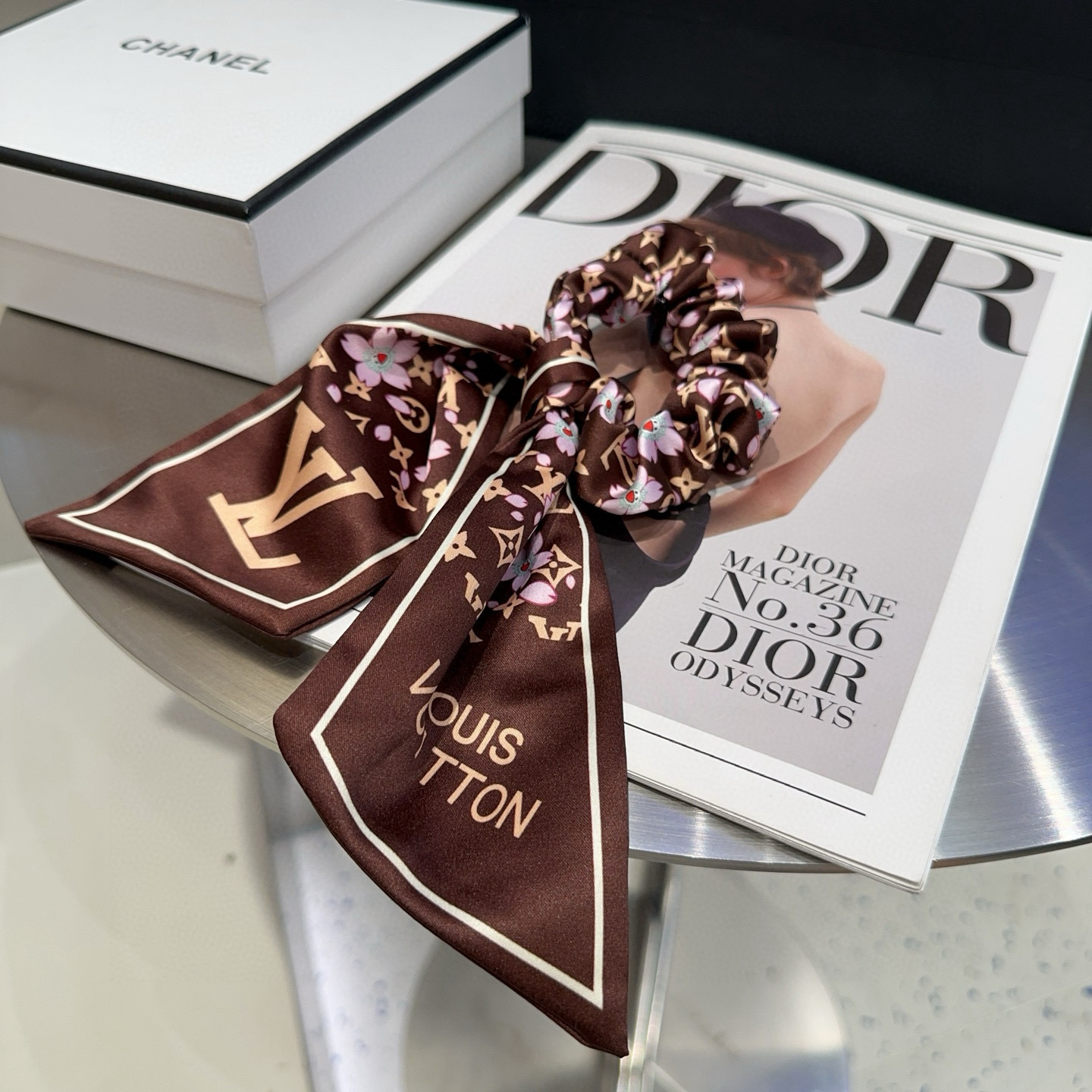 P 65🎁配包装盒
Louis Vuitton (路易威登)驴家新品樱花飘带发圈，经典LV标志，简单大气，特别吸睛！超火爆小单品