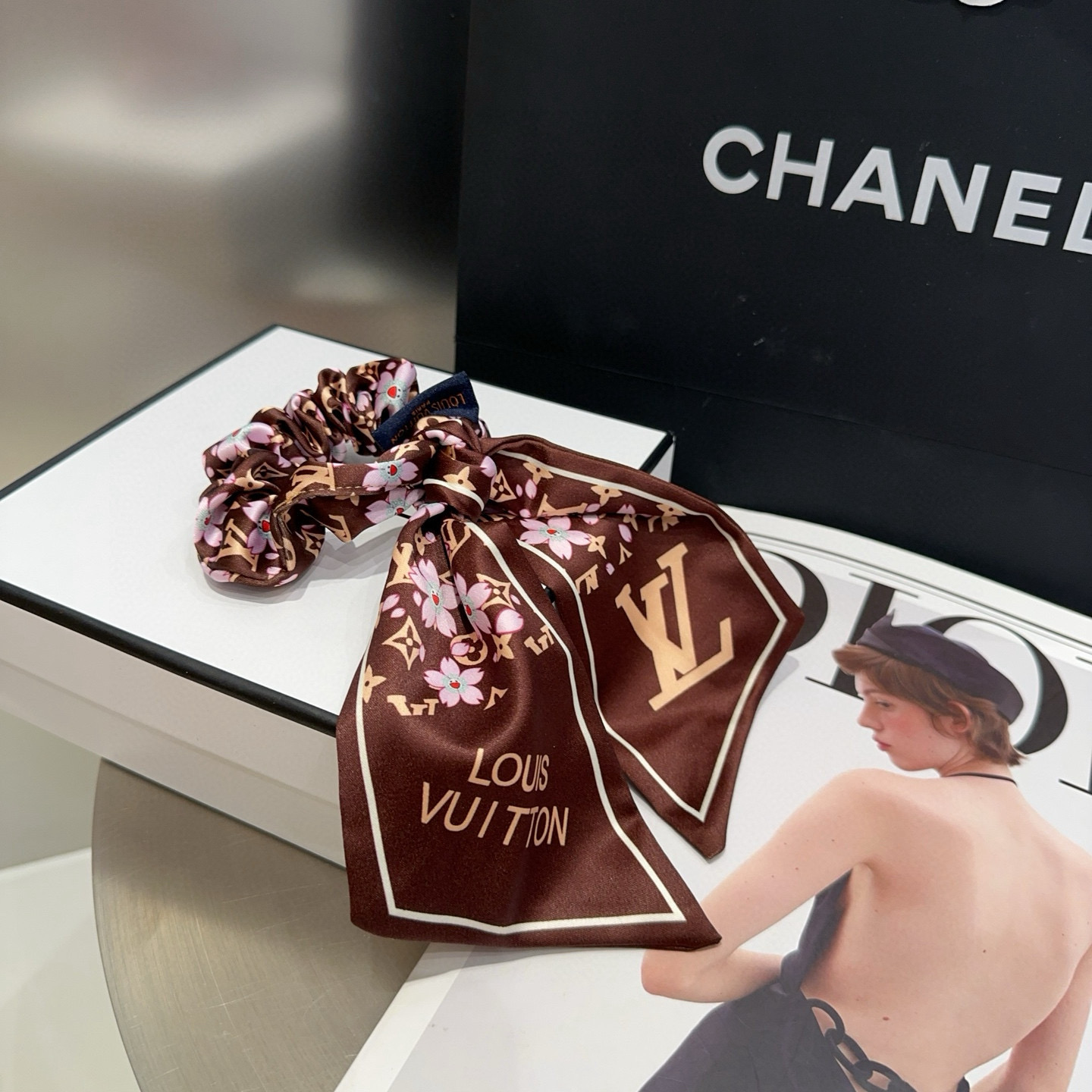P 65🎁配包装盒
Louis Vuitton (路易威登)驴家新品樱花飘带发圈，经典LV标志，简单大气，特别吸睛！超火爆小单品