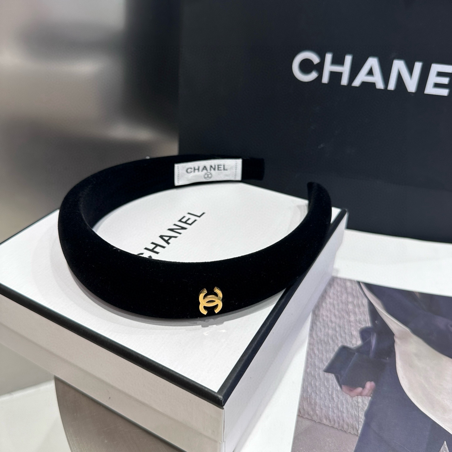 P 65 🎁配包装盒
Chanel (香奈儿)新款小香发箍,秋冬新品,简约大方,实在太美了!女神必入哦