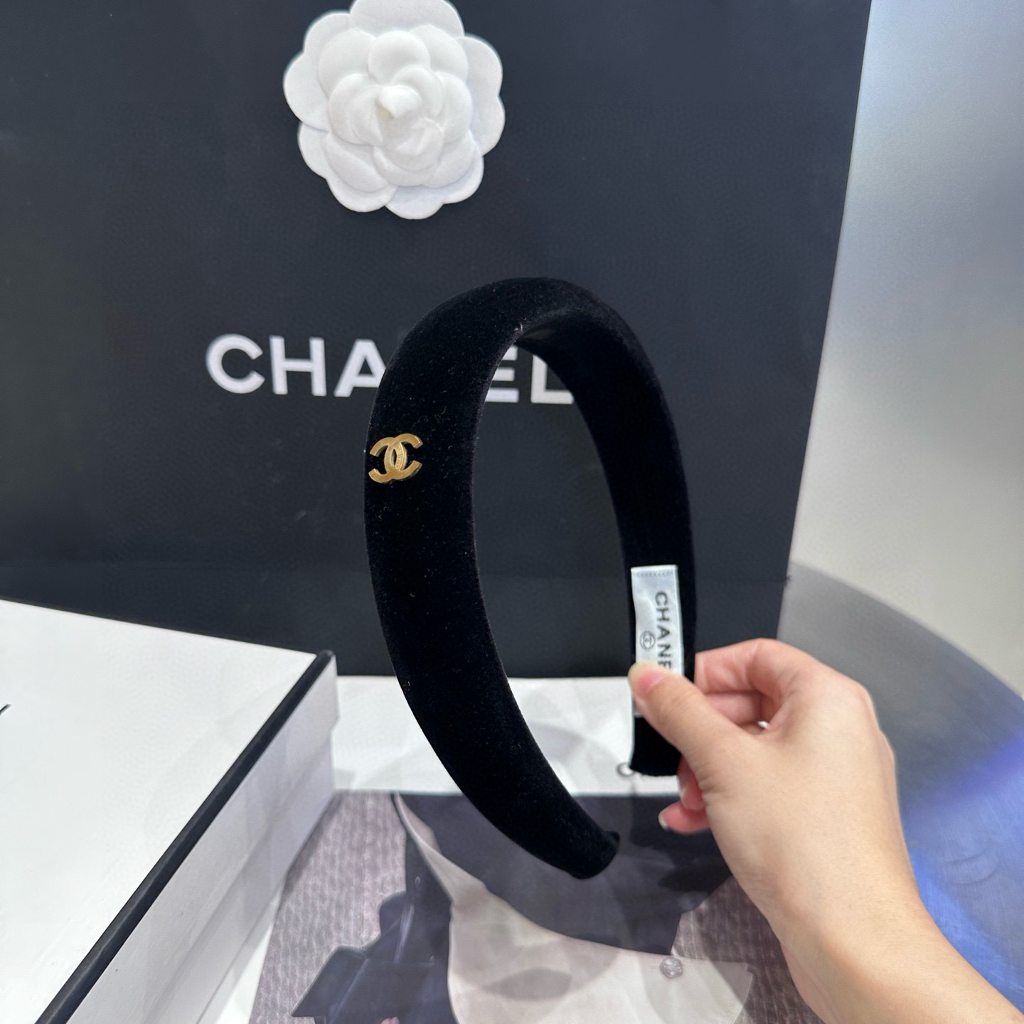 P 65 🎁配包装盒
Chanel (香奈儿)新款小香发箍,秋冬新品,简约大方,实在太美了!女神必入哦