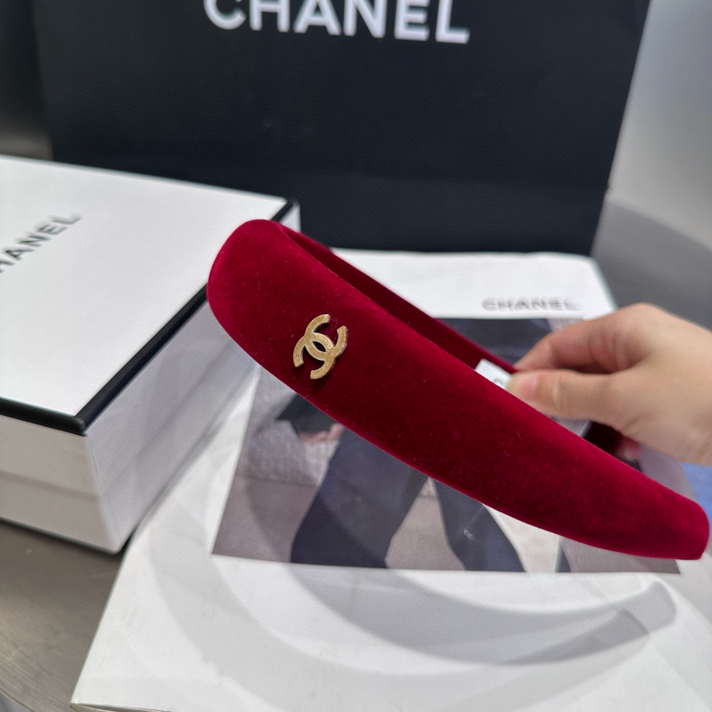 P 65 🎁配包装盒
Chanel (香奈儿)新款小香发箍,秋冬新品,简约大方,实在太美了!女神必入哦