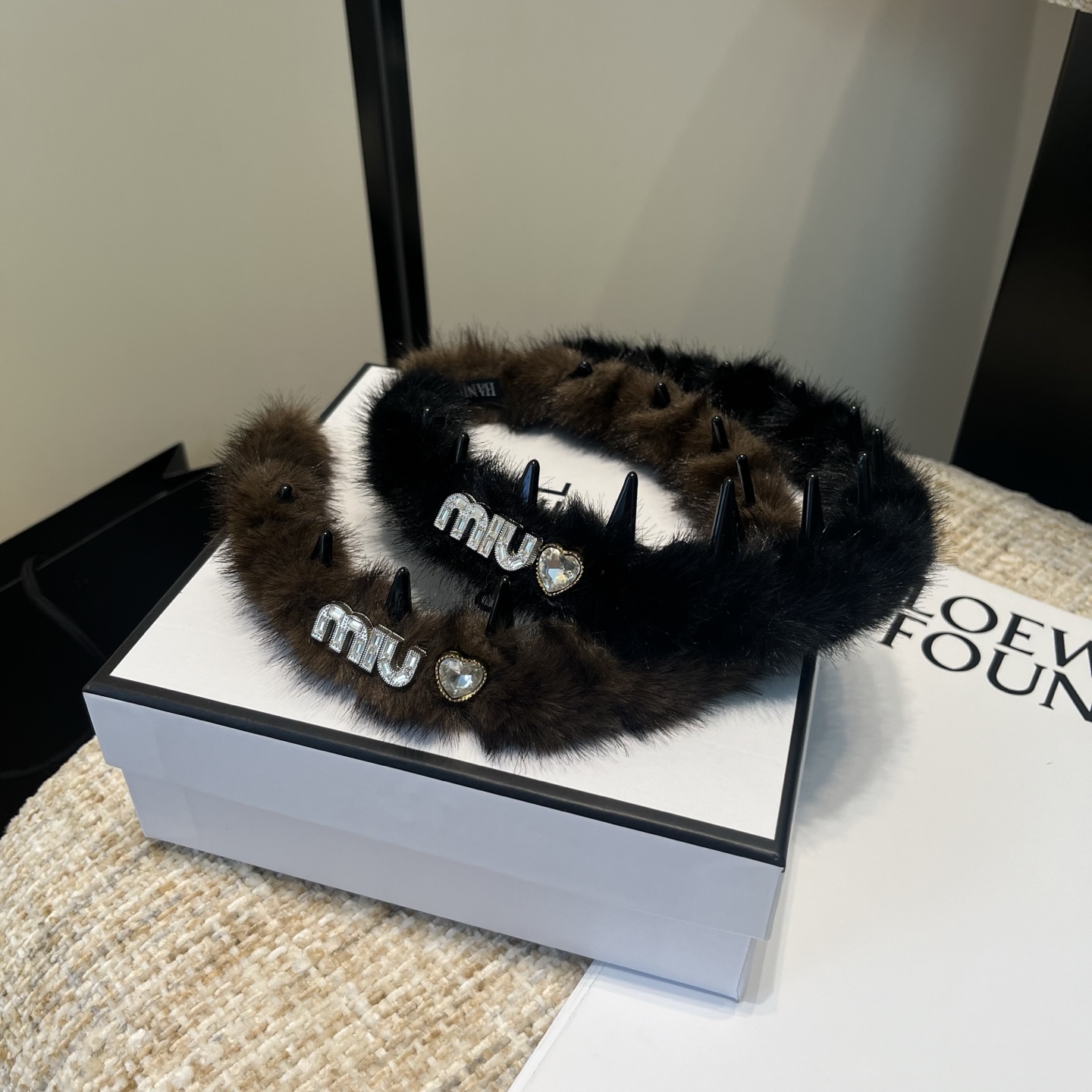 NO:555152,P Comes with packaging box miumiu new headband, new for autumn and winter!  Simple and elegant, practical and versatile, worth buying!  hairpins,hairpins,miumiu,hairpins19860909P 配包装盒 miumiu新款发箍,秋冬新品！简单优雅,实用百搭,值得入手！发夹,发夹,miumiu,hairpins,accessory